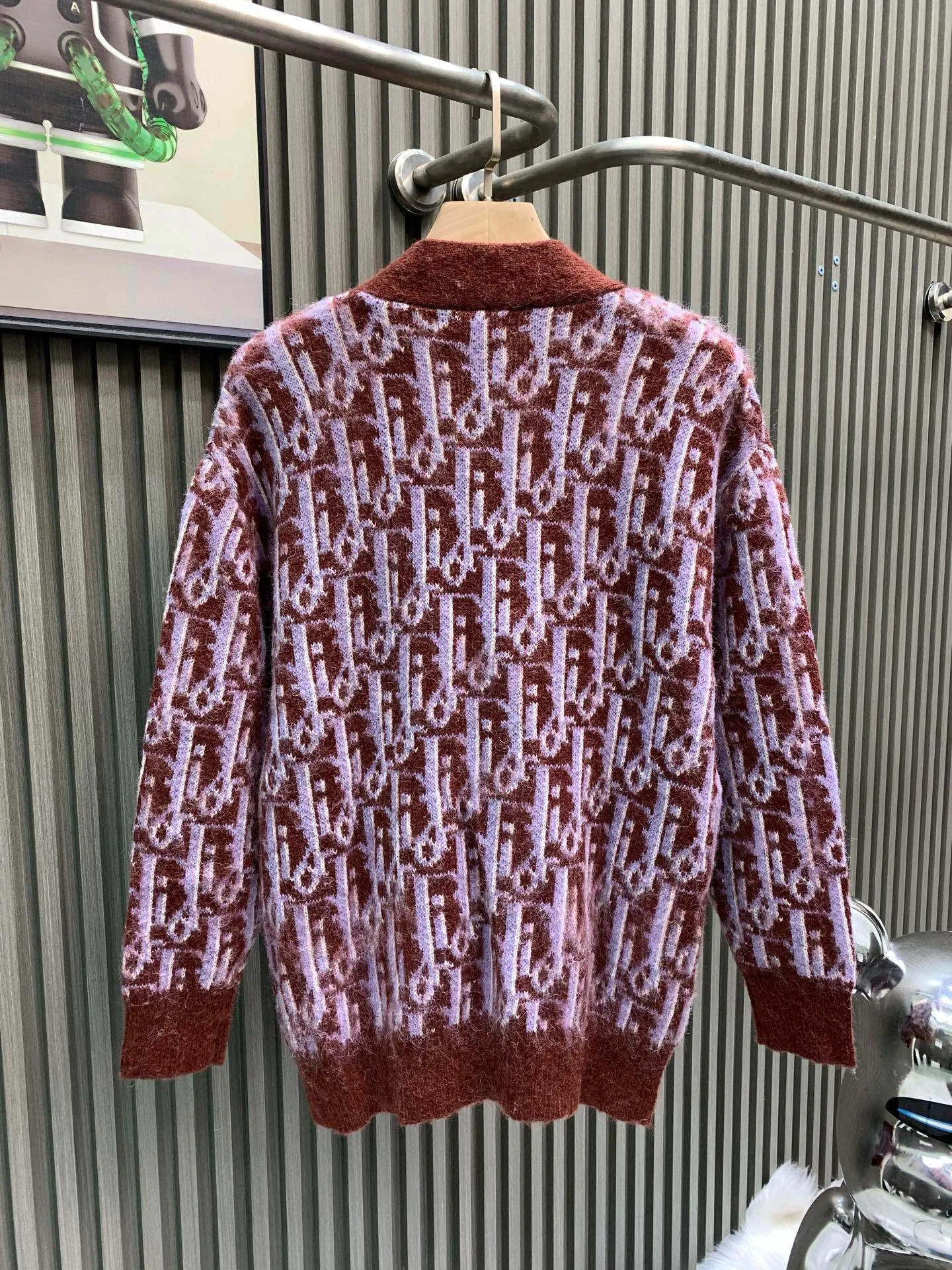 🅿️390 🀄️ DIOR Dior 2025 new autumn and winter new full-print cardigan sweater, mohair wool blended wool, solid feel, multiple adjustments to pattern position and color, no overall color difference, advanced customization, full of urban style, soft and delicate. Men's wardrobe is indispensable with the basics. Girls are super fairy. It embodies a sense of luxury while still being sweet and white. It can be used to match various clothing anytime and anywhere to meet your daily life needs. The design is very simple