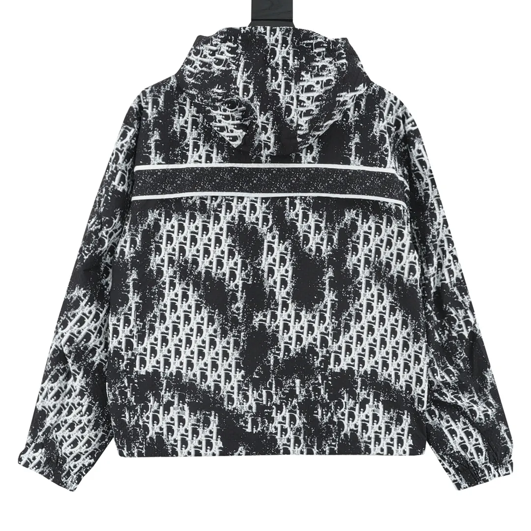 🅿️570 DIOR/Dior all-over printed gradient distressed jacquard zipper windbreaker jacket. Exclusive molding and custom-made original zipper. It will not rust easily after being stored for a long time after washing. The "Dior" letters on the small buttons on the pockets are clearly visible. The fabric letters are printed using a discharge printing process, which is to change the original color of the yarn to white and gray. It is not the so-called printed or jacquard fabric on the market. The texture of the fabric is thick and stiff, and it is not the soft and thin material on the market. Pay attention to the distinction. The characteristics of the fabric are not easy to wrinkle. The dyeing yarn 100% restores the original color. An exclusive blockbuster item! Size：XS-L