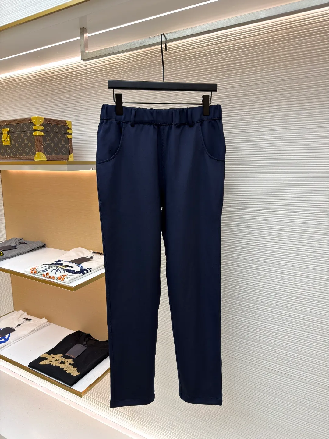 Prada embellished fabric triangle trousers ●Item number: 1681414-A85 ●Fabric: natural cotton fabric ●Technology: fabric production ●Color: navy ●Version: fitted version ●Weight: about 470 grams ●Size: S-M-L-XL ●Description: A healthy fabric woven with 80% natural cotton fiber as the main body and a small amount of bamboo fiber and polyester fiber added. Cotton fiber provides natural breathability and comfort, while a small amount of polyester fiber and bamboo fiber are added to enhance its durability and wrinkle resistance. The surface feels smooth and has a certain degree of stretchability. The addition of natural plant extracts can effectively inhibit bacterial growth and reduce odor. The high-count and high-density physical structure reduces the adhesion of dust mites without affecting its ability to quickly wick away sweat and evaporate, maintaining comfort. The fabric is evenly humidified by steam, squeezed with heated rollers and elastic rubber blankets to force the fibers to retract, and finally cooled by cold air to fix the shape. After processing, the shrinkage rate is controlled within 3%. The overall wiring is straight and delicate, the fabric is comfortable and soft, and the color is consistent without color difference. It can be matched with the same style to create a fashionable look and control various occasions. Customized accessories, complete with three standards, same style for men and women!