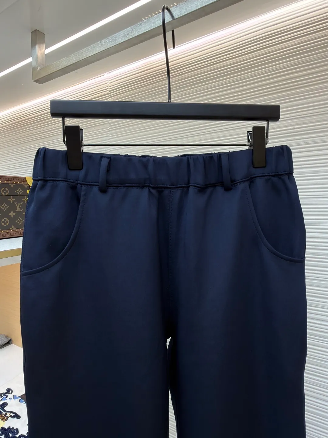 Prada embellished fabric triangle trousers ●Item number: 1681414-A85 ●Fabric: natural cotton fabric ●Technology: fabric production ●Color: navy ●Version: fitted version ●Weight: about 470 grams ●Size: S-M-L-XL ●Description: A healthy fabric woven with 80% natural cotton fiber as the main body and a small amount of bamboo fiber and polyester fiber added. Cotton fiber provides natural breathability and comfort, while a small amount of polyester fiber and bamboo fiber are added to enhance its durability and wrinkle resistance. The surface feels smooth and has a certain degree of stretchability. The addition of natural plant extracts can effectively inhibit bacterial growth and reduce odor. The high-count and high-density physical structure reduces the adhesion of dust mites without affecting its ability to quickly wick away sweat and evaporate, maintaining comfort. The fabric is evenly humidified by steam, squeezed with heated rollers and elastic rubber blankets to force the fibers to retract, and finally cooled by cold air to fix the shape. After processing, the shrinkage rate is controlled within 3%. The overall wiring is straight and delicate, the fabric is comfortable and soft, and the color is consistent without color difference. It can be matched with the same style to create a fashionable look and control various occasions. Customized accessories, complete with three standards, same style for men and women!