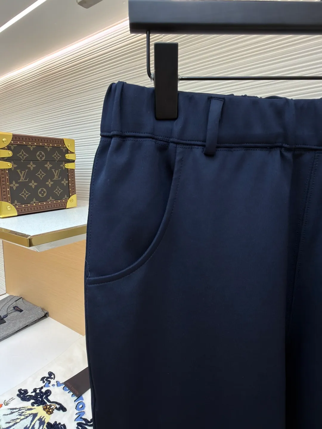 Prada embellished fabric triangle trousers ●Item number: 1681414-A85 ●Fabric: natural cotton fabric ●Technology: fabric production ●Color: navy ●Version: fitted version ●Weight: about 470 grams ●Size: S-M-L-XL ●Description: A healthy fabric woven with 80% natural cotton fiber as the main body and a small amount of bamboo fiber and polyester fiber added. Cotton fiber provides natural breathability and comfort, while a small amount of polyester fiber and bamboo fiber are added to enhance its durability and wrinkle resistance. The surface feels smooth and has a certain degree of stretchability. The addition of natural plant extracts can effectively inhibit bacterial growth and reduce odor. The high-count and high-density physical structure reduces the adhesion of dust mites without affecting its ability to quickly wick away sweat and evaporate, maintaining comfort. The fabric is evenly humidified by steam, squeezed with heated rollers and elastic rubber blankets to force the fibers to retract, and finally cooled by cold air to fix the shape. After processing, the shrinkage rate is controlled within 3%. The overall wiring is straight and delicate, the fabric is comfortable and soft, and the color is consistent without color difference. It can be matched with the same style to create a fashionable look and control various occasions. Customized accessories, complete with three standards, same style for men and women!