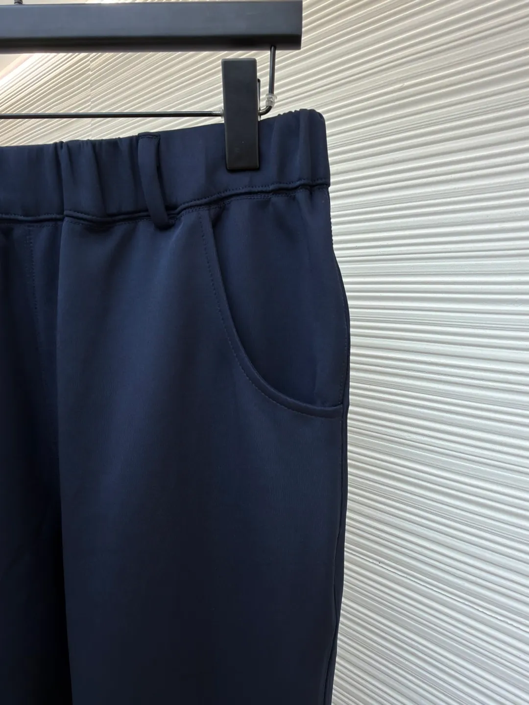 Prada embellished fabric triangle trousers ●Item number: 1681414-A85 ●Fabric: natural cotton fabric ●Technology: fabric production ●Color: navy ●Version: fitted version ●Weight: about 470 grams ●Size: S-M-L-XL ●Description: A healthy fabric woven with 80% natural cotton fiber as the main body and a small amount of bamboo fiber and polyester fiber added. Cotton fiber provides natural breathability and comfort, while a small amount of polyester fiber and bamboo fiber are added to enhance its durability and wrinkle resistance. The surface feels smooth and has a certain degree of stretchability. The addition of natural plant extracts can effectively inhibit bacterial growth and reduce odor. The high-count and high-density physical structure reduces the adhesion of dust mites without affecting its ability to quickly wick away sweat and evaporate, maintaining comfort. The fabric is evenly humidified by steam, squeezed with heated rollers and elastic rubber blankets to force the fibers to retract, and finally cooled by cold air to fix the shape. After processing, the shrinkage rate is controlled within 3%. The overall wiring is straight and delicate, the fabric is comfortable and soft, and the color is consistent without color difference. It can be matched with the same style to create a fashionable look and control various occasions. Customized accessories, complete with three standards, same style for men and women!
