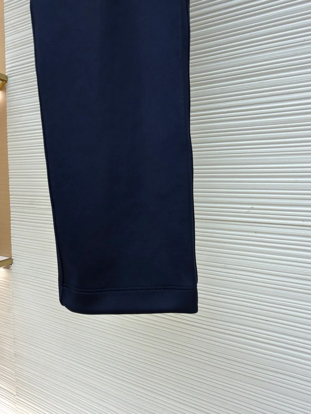 Prada embellished fabric triangle trousers ●Item number: 1681414-A85 ●Fabric: natural cotton fabric ●Technology: fabric production ●Color: navy ●Version: fitted version ●Weight: about 470 grams ●Size: S-M-L-XL ●Description: A healthy fabric woven with 80% natural cotton fiber as the main body and a small amount of bamboo fiber and polyester fiber added. Cotton fiber provides natural breathability and comfort, while a small amount of polyester fiber and bamboo fiber are added to enhance its durability and wrinkle resistance. The surface feels smooth and has a certain degree of stretchability. The addition of natural plant extracts can effectively inhibit bacterial growth and reduce odor. The high-count and high-density physical structure reduces the adhesion of dust mites without affecting its ability to quickly wick away sweat and evaporate, maintaining comfort. The fabric is evenly humidified by steam, squeezed with heated rollers and elastic rubber blankets to force the fibers to retract, and finally cooled by cold air to fix the shape. After processing, the shrinkage rate is controlled within 3%. The overall wiring is straight and delicate, the fabric is comfortable and soft, and the color is consistent without color difference. It can be matched with the same style to create a fashionable look and control various occasions. Customized accessories, complete with three standards, same style for men and women!
