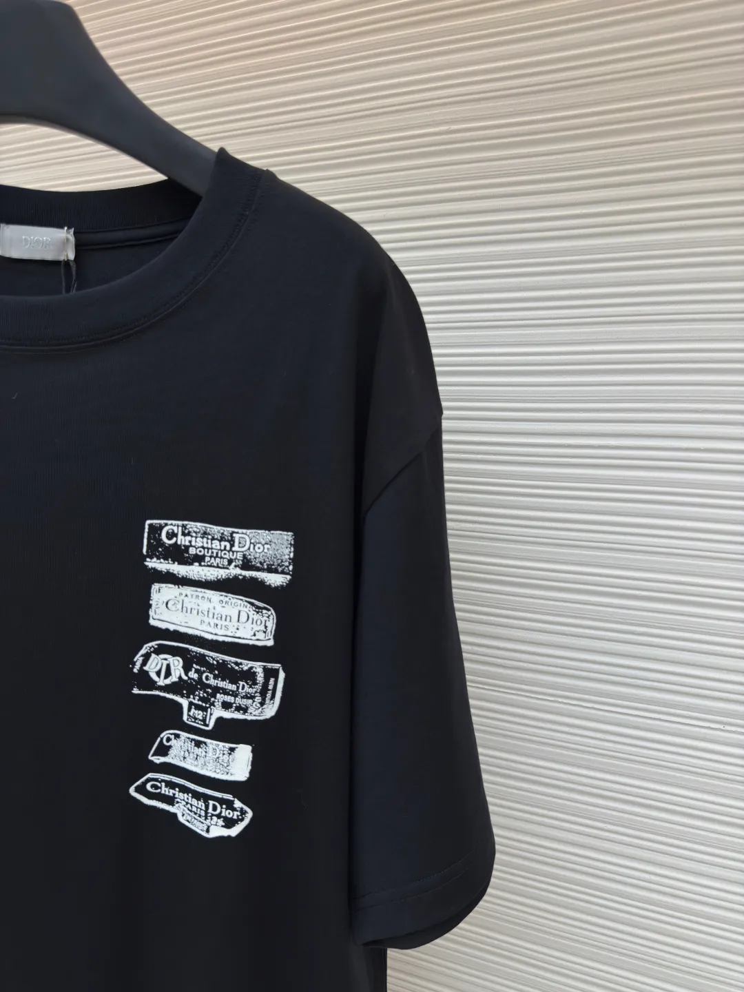 Dior flocked logo T-shirt ●Authentic product: purchased and developed by 7200 ●Item number: 1680146-A05 ●Fabric: pure cotton fabric ●Technology: flocked jacquard production ●Version: fitted version ●Weight: about 255 grams ●Size: XS-S-M-L ●Description: The fabric is made of 50s double-ply long-staple cotton plain fabric, treated with dust-free wool technology to give a light and soft cotton feel. It is matched with 32s single-ply yarn combed cotton 1*1 collar rib. The fabric is printed with hand-made platen screen flocking, and the bottom layer is coated with anti-sublimation liquid. The flocking slurry is scraped, and the pile is made of 0.2mm high viscose velvet. The two-color pile is mixed. The bottom of the cage cover is electrostatically flocked. The flocking operation time is tested multiple times by pattern making to control the number and density of the pile to ensure that the visual effect is consistent with the original. The overall wiring is straight and delicate, the fabric is comfortable and soft, and the color is consistent without color difference. It can be matched with the same style to create a fashionable look and control various occasions. Customized accessories, complete with three standards, same style for men and women!