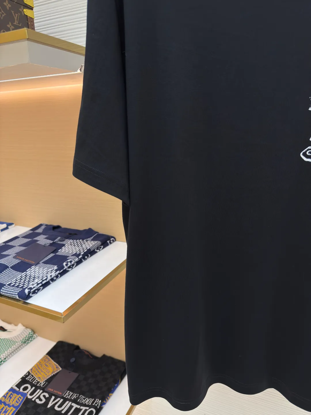 Dior flocked logo T-shirt ●Authentic product: purchased and developed by 7200 ●Item number: 1680146-A05 ●Fabric: pure cotton fabric ●Technology: flocked jacquard production ●Version: fitted version ●Weight: about 255 grams ●Size: XS-S-M-L ●Description: The fabric is made of 50s double-ply long-staple cotton plain fabric, treated with dust-free wool technology to give a light and soft cotton feel. It is matched with 32s single-ply yarn combed cotton 1*1 collar rib. The fabric is printed with hand-made platen screen flocking, and the bottom layer is coated with anti-sublimation liquid. The flocking slurry is scraped, and the pile is made of 0.2mm high viscose velvet. The two-color pile is mixed. The bottom of the cage cover is electrostatically flocked. The flocking operation time is tested multiple times by pattern making to control the number and density of the pile to ensure that the visual effect is consistent with the original. The overall wiring is straight and delicate, the fabric is comfortable and soft, and the color is consistent without color difference. It can be matched with the same style to create a fashionable look and control various occasions. Customized accessories, complete with three standards, same style for men and women!