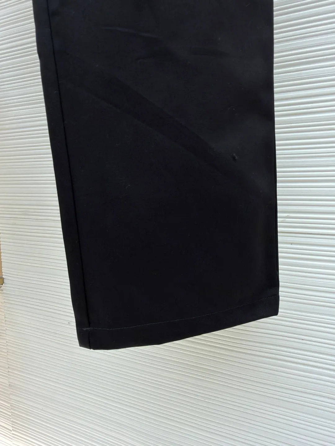 Dior cotton Huardani overalls ●Original version: purchased and developed for 11000 ●Item number: 1682108-B05 ●Fabric: cotton fabric ●Technology: made on positioning cutting machine ●Color: black ●Version: fitted version ●Weight: about 535 grams ●Size: 46-48-50-52-54-56 ●Description: These Dior black work casual pants are made of high-density twill blended fabric. The fabric has been treated with anti-static and water-repellent treatments. It feels crisp and not easy to pill and deform, and has a good drape feeling. The waistband of the trousers is designed with a double adjustment of drawstrings and metal snaps. The drawstring is a braided rope belt of the same color, and the metal snaps are treated with polished nickel plating, which has a long-lasting gloss and is not easy to oxidize. The side utility pockets are made of three-dimensional tailoring and splicing. The edges of the pocket are reinforced with double stitching. The body of the bag is inlaid with metal letter logos. It is made by laser engraving and electroplating processes. The fonts are clear and delicate. The seams on the trousers body are all overlocked, with cross-reinforced stitching on the crotch, hems on the trousers, and the overall cut is a straight workwear silhouette. Every structural splice has been accurately patterned, and the overall alignment is straight and delicate. The fabric is comfortable and soft, and the color is consistent without color difference. It can be matched with the same style to create a fashionable look and control various occasions. Customized accessories, complete three standards, the same style for men and women!