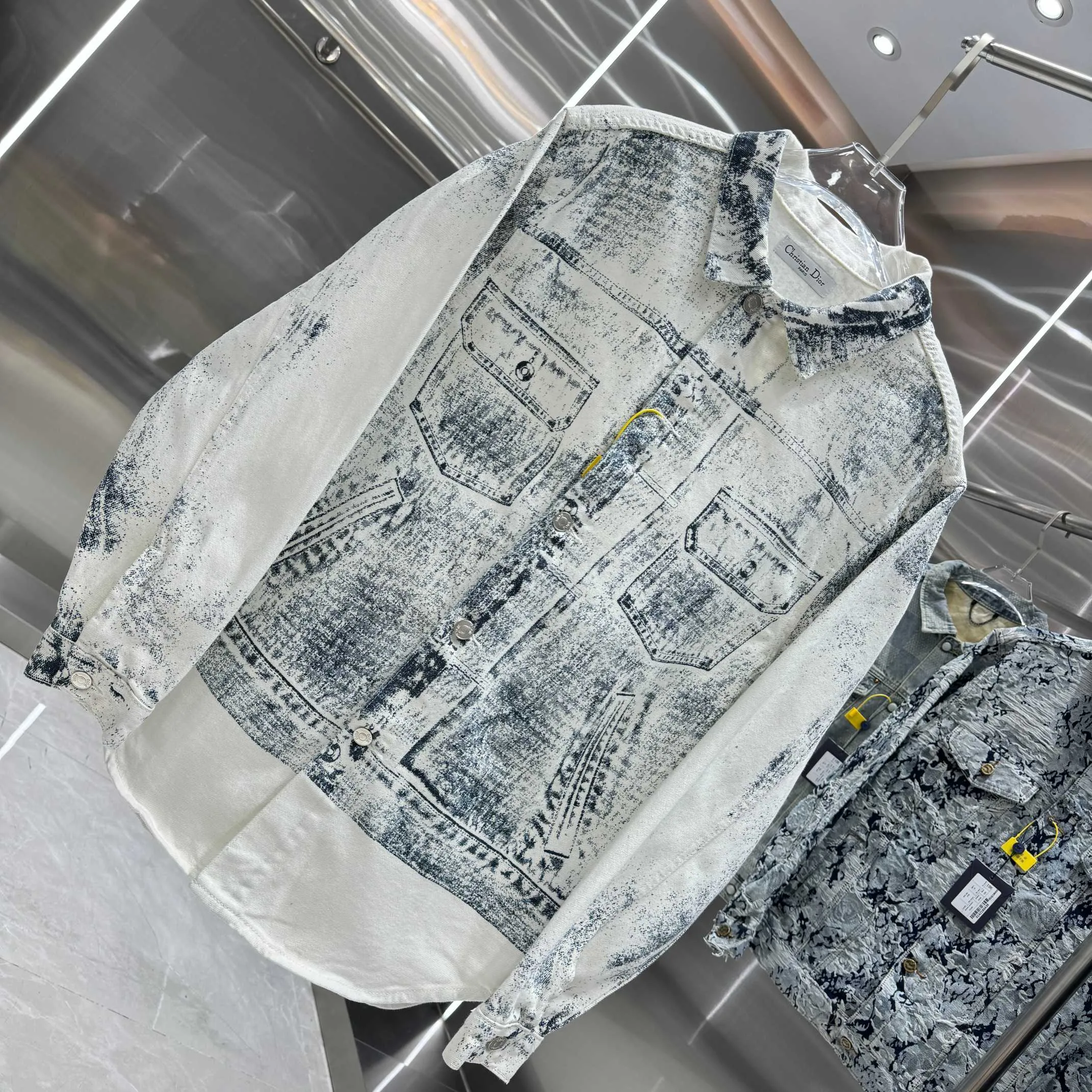 🅿️370 Dior 25ss new denim jacket shirt casual style shows fashionable charm. Crafted from beige cotton twill, it's finished with an all-over dark blue MKII effect pattern, making each piece unique. Wear with the matching cargo-effect trousers for a coordinated, casual look. Same style for men and women High version Size: M L XL XXL Color White