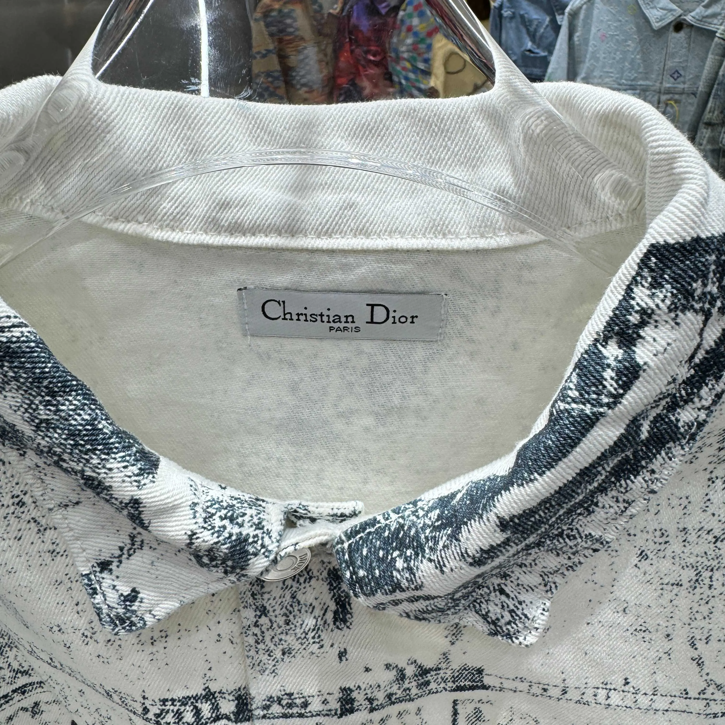 🅿️370 Dior 25ss new denim jacket shirt casual style shows fashionable charm. Crafted from beige cotton twill, it's finished with an all-over dark blue MKII effect pattern, making each piece unique. Wear with the matching cargo-effect trousers for a coordinated, casual look. Same style for men and women High version Size: M L XL XXL Color White
