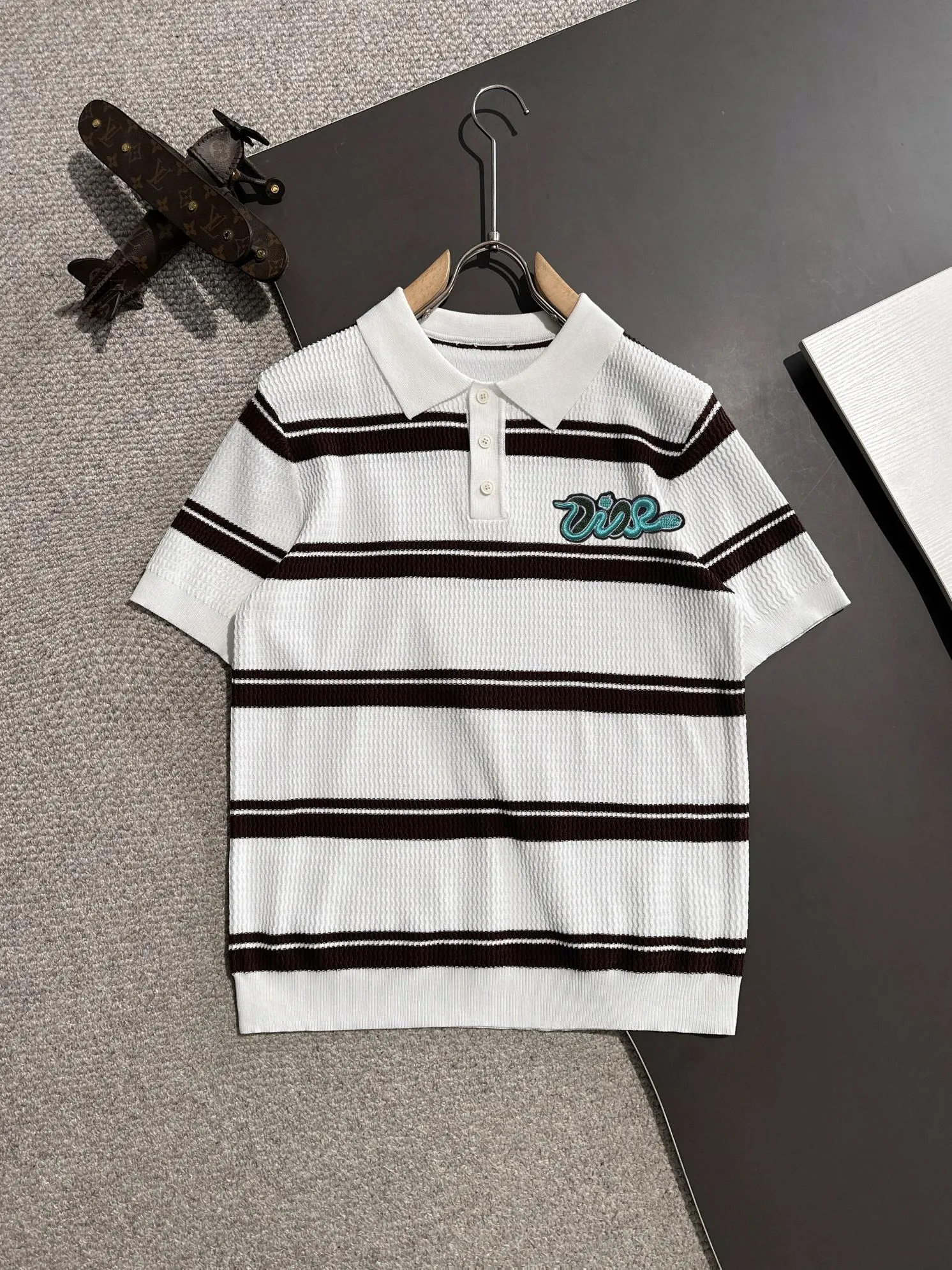 🅿️320 shipped next day, high quality Dior 2025 spring and summer new men's lapel short-sleeved T-shirt. Made of combed cotton yarn knitted cotton fabric, pure cotton high-weight special yarn, it feels full when weighed, and the upper body is more textured than ordinary T-shirts. This texture can cope with the weather easily, suitable for both hot and cold! The pattern on the chest adopts three-dimensional embroidery technology, and is perfectly produced stitch by stitch with reference to the original version! Loose fit design, looks noble. Size: M to XXXL