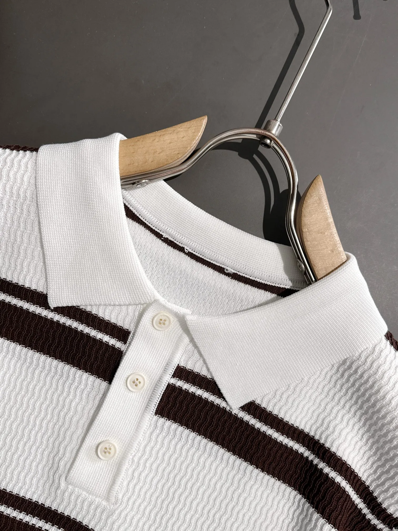 🅿️320 shipped next day, high quality Dior 2025 spring and summer new men's lapel short-sleeved T-shirt. Made of combed cotton yarn knitted cotton fabric, pure cotton high-weight special yarn, it feels full when weighed, and the upper body is more textured than ordinary T-shirts. This texture can cope with the weather easily, suitable for both hot and cold! The pattern on the chest adopts three-dimensional embroidery technology, and is perfectly produced stitch by stitch with reference to the original version! Loose fit design, looks noble. Size: M to XXXL
