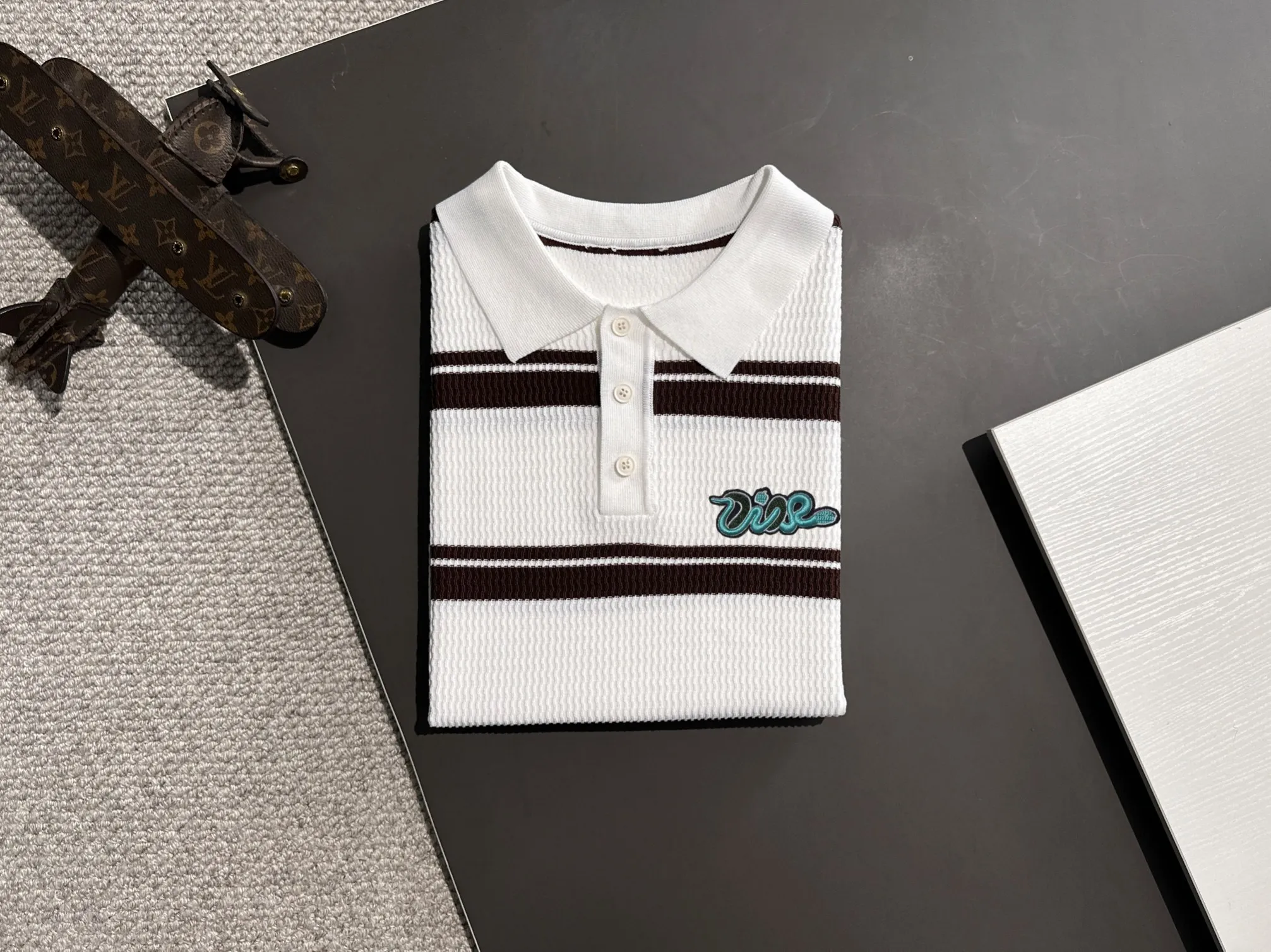 🅿️320 shipped next day, high quality Dior 2025 spring and summer new men's lapel short-sleeved T-shirt. Made of combed cotton yarn knitted cotton fabric, pure cotton high-weight special yarn, it feels full when weighed, and the upper body is more textured than ordinary T-shirts. This texture can cope with the weather easily, suitable for both hot and cold! The pattern on the chest adopts three-dimensional embroidery technology, and is perfectly produced stitch by stitch with reference to the original version! Loose fit design, looks noble. Size: M to XXXL