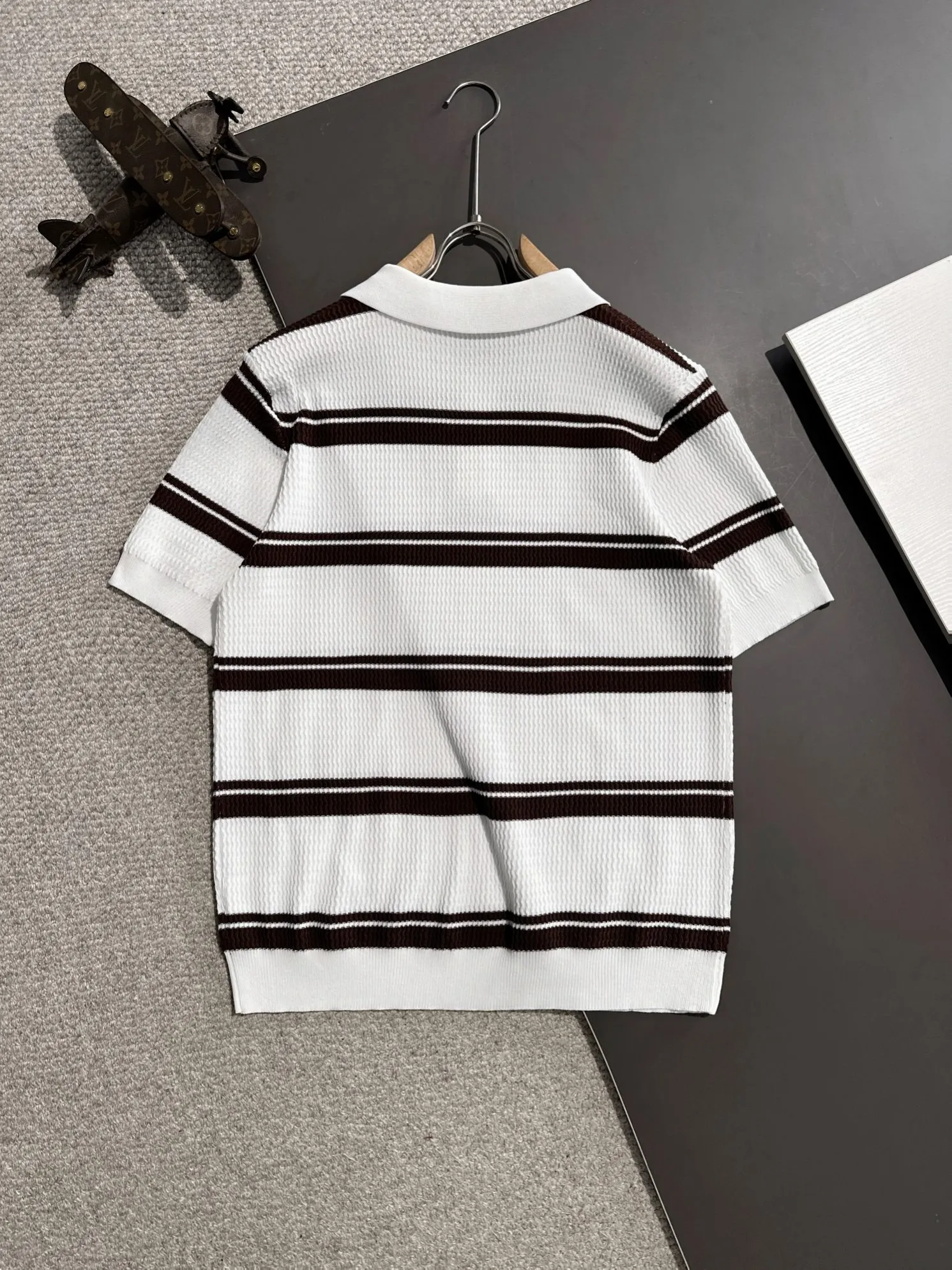 🅿️320 shipped next day, high quality Dior 2025 spring and summer new men's lapel short-sleeved T-shirt. Made of combed cotton yarn knitted cotton fabric, pure cotton high-weight special yarn, it feels full when weighed, and the upper body is more textured than ordinary T-shirts. This texture can cope with the weather easily, suitable for both hot and cold! The pattern on the chest adopts three-dimensional embroidery technology, and is perfectly produced stitch by stitch with reference to the original version! Loose fit design, looks noble. Size: M to XXXL