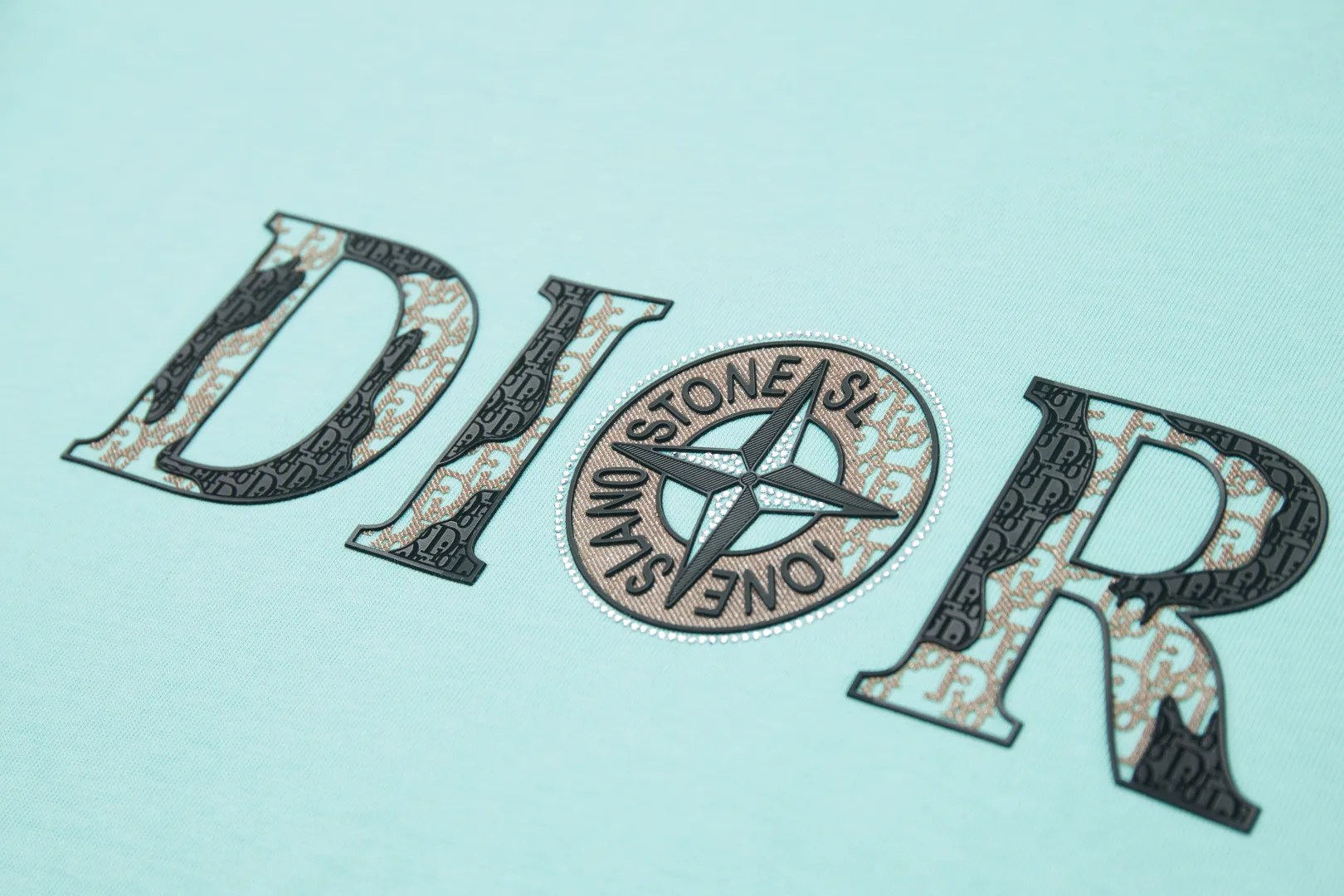 🅿️220 ✨DIO✨🆕25SS spring and summer new style Classic logo co-branded short-sleeved light luxury essential item for daily commuting for men and women Correct version Welcome to compare Detailed features · 260g 100% pure cotton double yarn jersey fabric · Custom dyed in the same cylinder, special thickened 32 double-strand 1X1 threads · Double-needle stitching cross-stitching process · Original main mark, washed tag, brand moisture-proof paper packaging Color: wine purple/black/military green/white/cyan/pink/ Size: S/M/L/XL