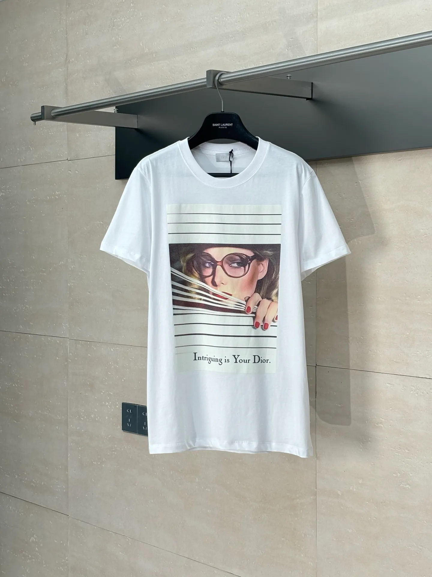 🅿️270 Dio*/Dior 25 new blinds portrait magazine cover printed short-sleeved T-shirt. Made with custom-made pure cotton fabric. The texture is comfortable and soft, skin-friendly and breathable. The chest is decorated with magazine cover prints, using digital direct injection technology. The loose fit can be matched with many types of clothing to create a fashionable look. Size: S/M/L/XL