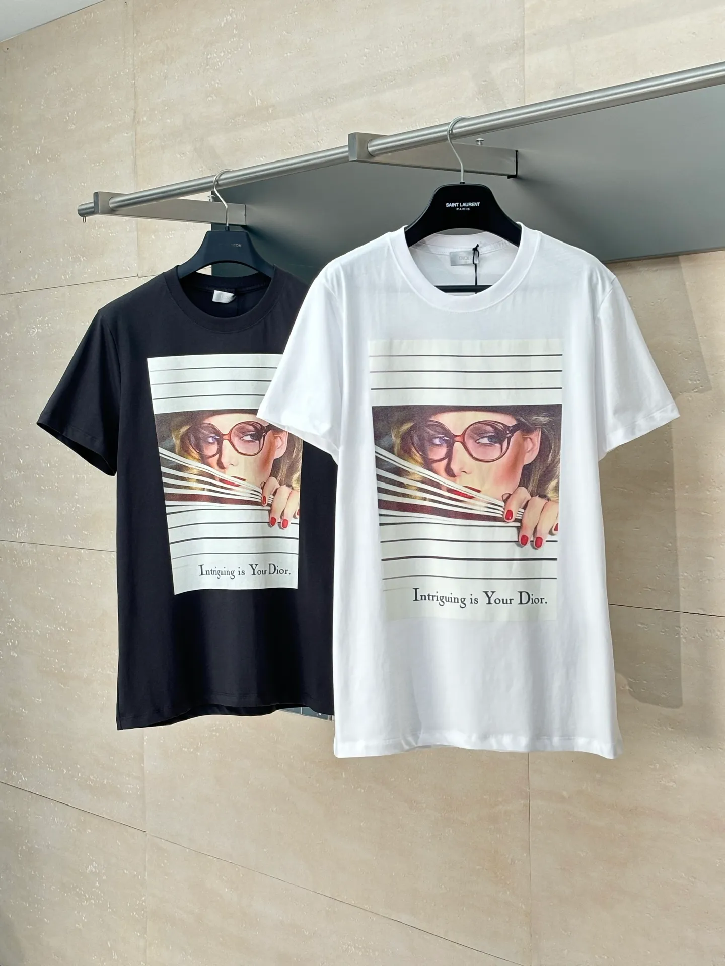 🅿️270 Dio*/Dior 25 new blinds portrait magazine cover printed short-sleeved T-shirt. Made with custom-made pure cotton fabric. The texture is comfortable and soft, skin-friendly and breathable. The chest is decorated with magazine cover prints, using digital direct injection technology. The loose fit can be matched with many types of clothing to create a fashionable look. Size: S/M/L/XL