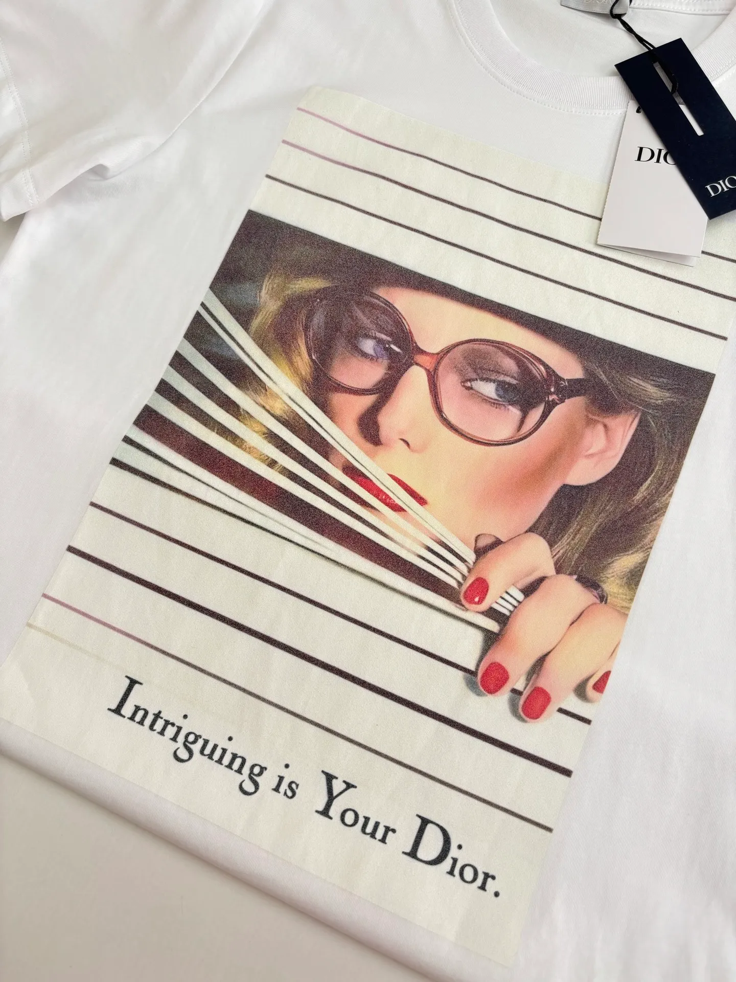 🅿️270 Dio*/Dior 25 new blinds portrait magazine cover printed short-sleeved T-shirt. Made with custom-made pure cotton fabric. The texture is comfortable and soft, skin-friendly and breathable. The chest is decorated with magazine cover prints, using digital direct injection technology. The loose fit can be matched with many types of clothing to create a fashionable look. Size: S/M/L/XL