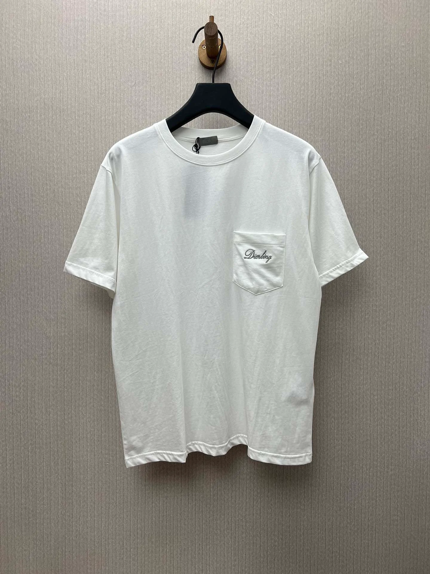 🅿️240 Dior 25ss new T-shirt is a new product of the 2025 winter men's wear series. It is decorated with Dior Love embroidery inspired by Dior archives, paying tribute to Dior's heritage. Crafted from white cotton jersey with a ribbed crew neck. The regular fit pairs easily with tailored trousers and oversized jeans. Size: S.M.L.