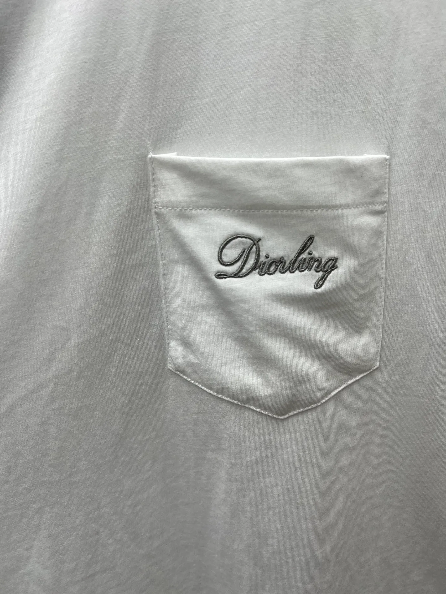 🅿️240 Dior 25ss new T-shirt is a new product of the 2025 winter men's wear series. It is decorated with Dior Love embroidery inspired by Dior archives, paying tribute to Dior's heritage. Crafted from white cotton jersey with a ribbed crew neck. The regular fit pairs easily with tailored trousers and oversized jeans. Size: S.M.L.