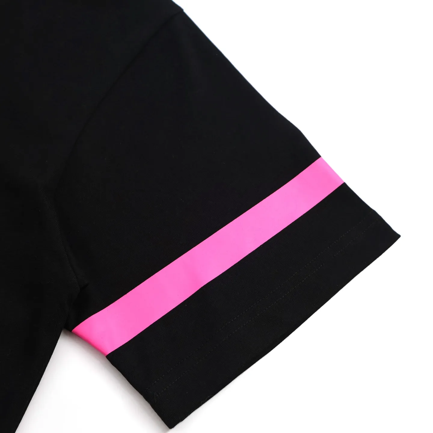 🅿️280 [Exclusive supply] CD 47 colorful embroidered short-sleeves (black) originally purchased for 11,500, custom-woven and dyed in matching colors, 20 pieces, 230g pure cotton slub knitted fabric. The 47 artistic letters are made by needle embroidery technology, which has a strong sense of lines and three-dimensionality, enriching the spatial hierarchy of the overall picture. Color-fixed dyeing is made of soft fine wool and brightly colored wool. Patterns are formed by inserting stitches, which has a unique texture and artistic effect. The overall pattern ensures that the crossing and overlapping of wool threads are reasonable and beautiful to enhance the artistic effect of the finished product. The small mark on the hem is customized accessories. Straight round neck version, standard hanging version, with shoulder-length design, basic solid color, classic and versatile, perfect for wearing inside or outside. Size:S-M-L