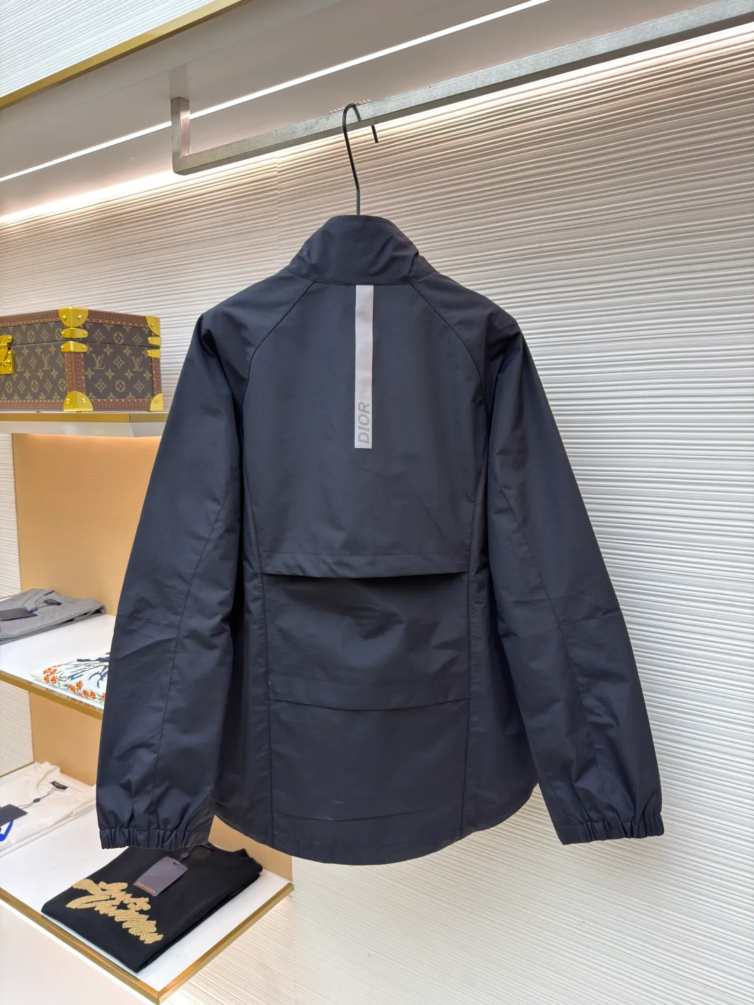 Dior Diamond logo reflective jacket ●Original version: Purchased and developed for 38000 ●Item number: 1681165-B65 ●Fabric: Obsidian intelligent laminated technical silk fabric ●Technology: Fluid laminated production ●Color: black ●Version: Fitted version ●Weight: about 560 grams ●Size: 44-46-48-50 ●Description: Customized Obsidian intelligent laminated technical silk, impermeable to wind and rain. It does not stagnate with sweat. Three-proof barrier. Excellent texture. It is based on pure black, setting a versatile tone. The front Dior Diamond logo is presented in a simple and exquisite form, which complements the eye-catching trimmed Dior logo on the back. When the light falls, it instantly blooms brightly. Between order and function, it builds a minimalist protective aesthetic and dynamic elegance, interpreting a new realm of sports aesthetics with a pioneering attitude. Infrared positioning heat transfer process Infrared positioning CD Diamond position is more accurate Use thermal transfer materials for processing Bake the fabric to fix the printing pattern Add fluorescent powder during the offset printing process Let creativity and inspiration shine, fluid lamination process Liquid glue strips are shaped by condensation Form invisible fluid sealing lines at fabric seams Gradient glue volume technology is used in three-dimensional folds and waterproof sealing Functionality and aesthetics symbiosis, template machine opens the bag Preset templates guide the position, shape and size of the bag opening Accuracy ensures the quality of bag opening results. The overall wiring is straight and delicate, the fabric is comfortable and soft, and the color is consistent without color difference. It can be matched with the same style to create a fashionable look and control various occasions. Customized accessories, complete with three standards, same style for men and women!