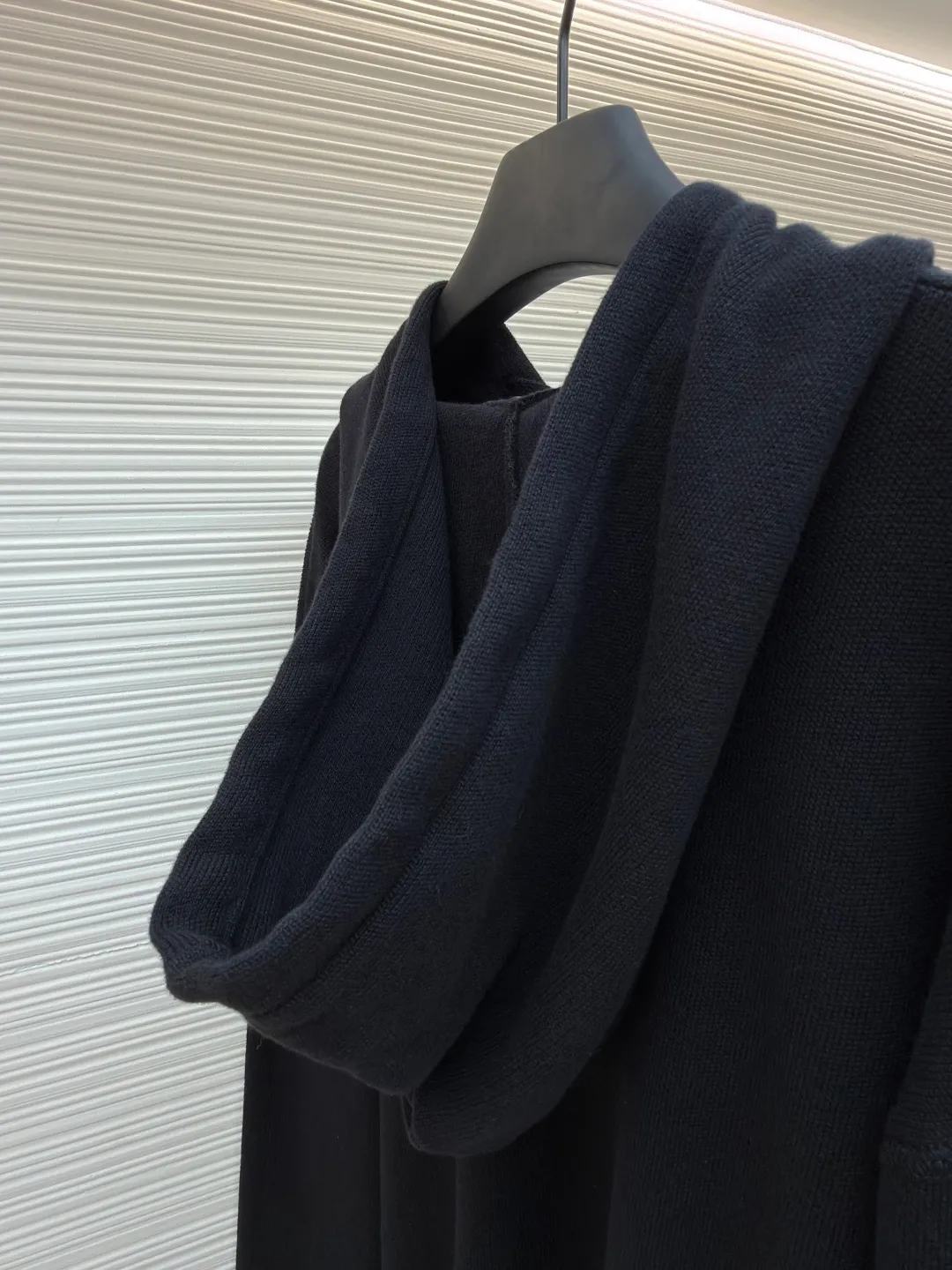 Prada towel embroidered knitted hoodie ●Item number: 1681545-A95 ●Fabric: wool blended fabric ●Technology: knitted embroidery production ●Color: black and yellow ●Version: fitted version ●Weight: about 815 grams ●Size: 46-48-50-52 ●Description: Made of 55% wool, 15% cashmere, 30% cotton yarn. The embroidery uses towel embroidery technology, and the three-dimensional rubber pad presents a 3D visual effect. The PRADA letter logo and 1913 icon are embellished on the chest. Process: Garment washing - removal of wool impurities - color fixation - fixed version. This model is made of worsted cashmere and cotton wool, and is embellished with selected embroidered logos. The simple and sporty design adds a touch of elegance. The overall wiring is straight and delicate, the fabric is comfortable and soft, and the color is consistent without color difference. It can be matched with the same style to create a fashionable look and control various occasions. Customized accessories, complete with three standards, same style for men and women!
