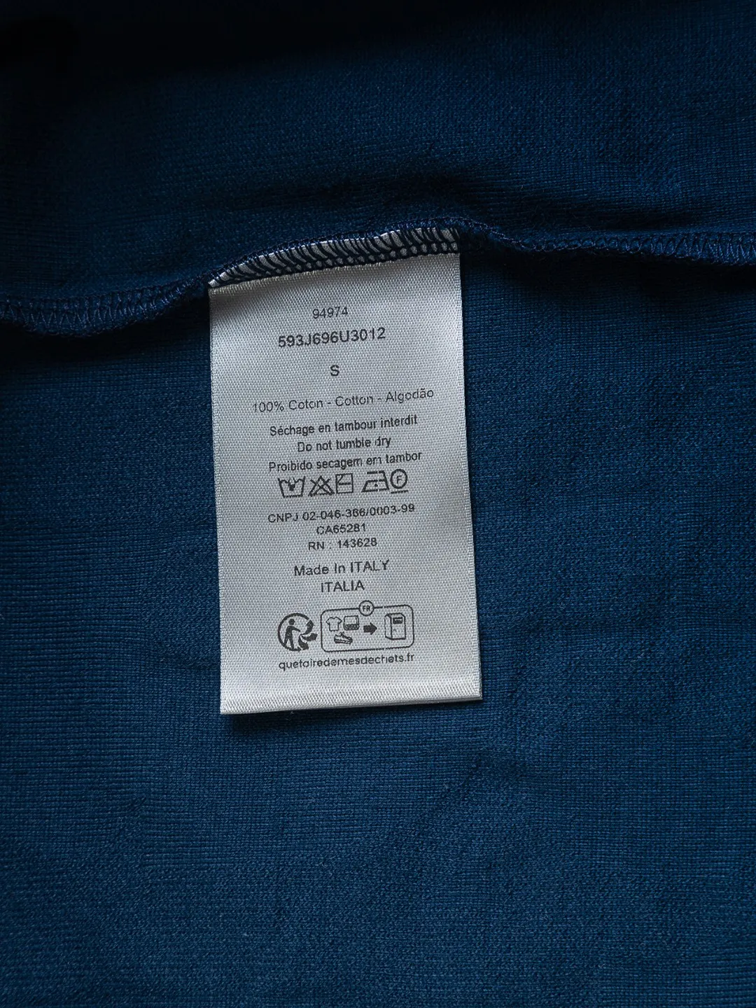 🅿️210 Dior Dior micro-wide version CD micro-wide version S-Xl 25ss will never fail, classic style, permanent boutique, counter timeless classic style, CD jacquard all-over printed letter logo pattern, heavy craftsmanship, same style for men and women, short-sleeved T-shirt, cotton blended terry jersey fabric, original development This comes from the 2025 beachwear limited series, full logo jacquard towel highlights the classic Obliave flower, with S-shaped round neck and topstitching, unique style, decorated with obliqve jacquard all over, ribbed round neck with V-shaped topstitching, customized accessories, and the whole body is customized and developed according to the Y board... Complete with three standards, it can control various styles, paying tribute to Dior's historic year! Coupled with the blessing of full-flower cotton material, both the upper body comfort and the existence are unparalleled. It can be said to be a must-have companion in summer. The excellent breathability and comfortable wearing feeling are unparalleled~ Recommended! ! Same style for men and women! Color: Black White Size: S-XL Size chart: S: Shoulder width 55-Bust 56-Length 71.5 M: Shoulder width 56.5-Bust 58-Length 73 L: Shoulder width 58-Bust 60-Length 74.5 XL: Shoulder width 59.5-Bust 62-Length 76