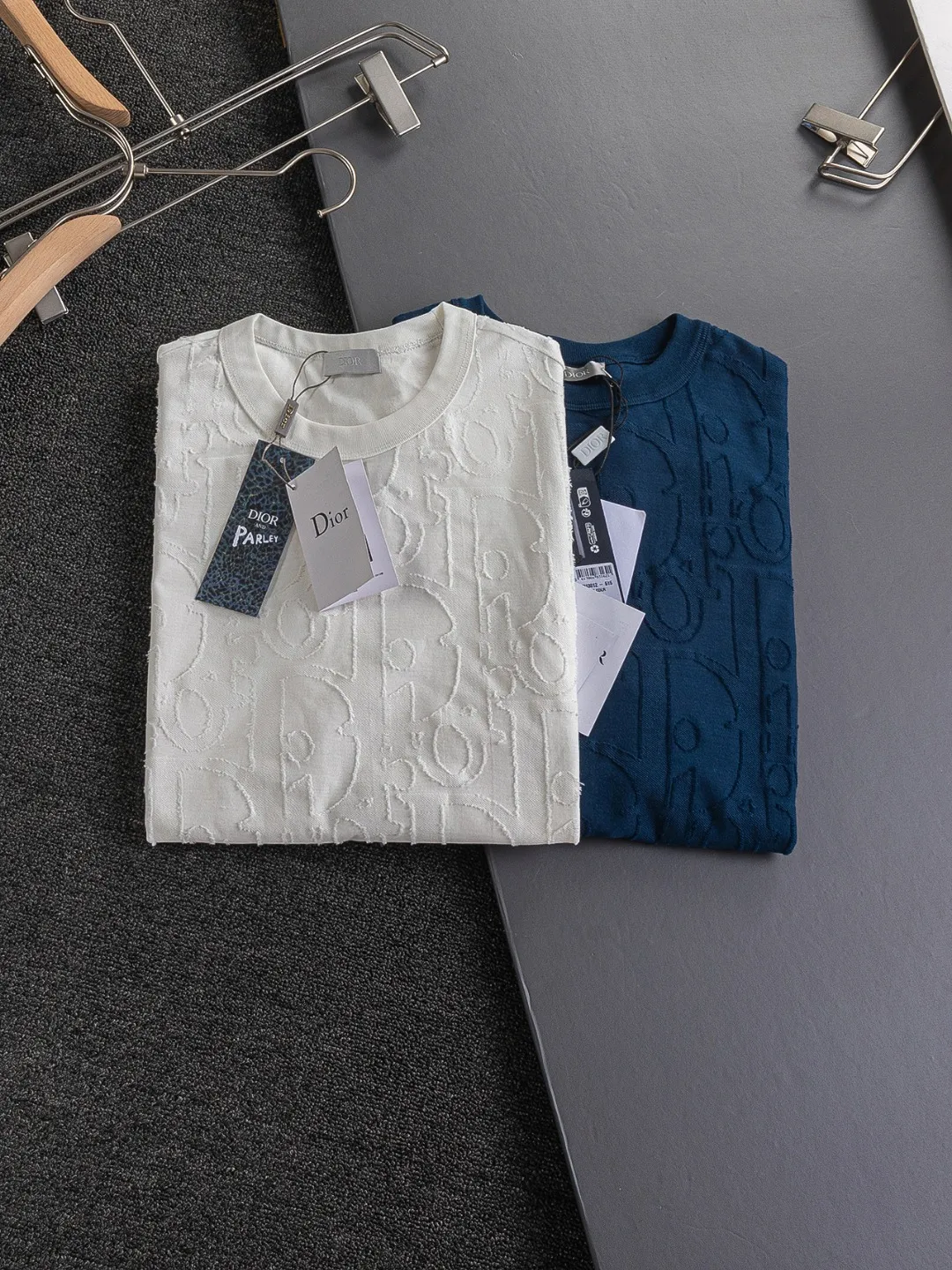 🅿️210 Dior Dior micro-wide version CD micro-wide version S-Xl 25ss will never fail, classic style, permanent boutique, counter timeless classic style, CD jacquard all-over printed letter logo pattern, heavy craftsmanship, same style for men and women, short-sleeved T-shirt, cotton blended terry jersey fabric, original development This comes from the 2025 beachwear limited series, full logo jacquard towel highlights the classic Obliave flower, with S-shaped round neck and topstitching, unique style, decorated with obliqve jacquard all over, ribbed round neck with V-shaped topstitching, customized accessories, and the whole body is customized and developed according to the Y board... Complete with three standards, it can control various styles, paying tribute to Dior's historic year! Coupled with the blessing of full-flower cotton material, both the upper body comfort and the existence are unparalleled. It can be said to be a must-have companion in summer. The excellent breathability and comfortable wearing feeling are unparalleled~ Recommended! ! Same style for men and women! Color: Black White Size: S-XL Size chart: S: Shoulder width 55-Bust 56-Length 71.5 M: Shoulder width 56.5-Bust 58-Length 73 L: Shoulder width 58-Bust 60-Length 74.5 XL: Shoulder width 59.5-Bust 62-Length 76
