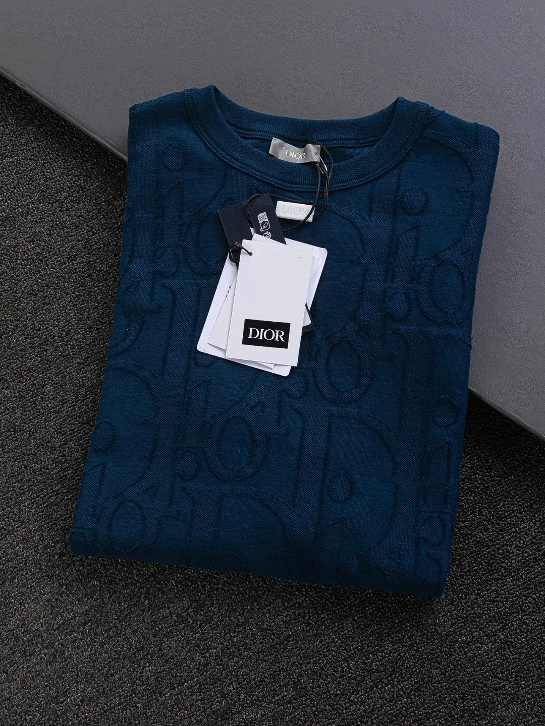 🅿️210 Dior Dior micro-wide version CD micro-wide version S-Xl 25ss will never fail, classic style, permanent boutique, counter timeless classic style, CD jacquard all-over printed letter logo pattern, heavy craftsmanship, same style for men and women, short-sleeved T-shirt, cotton blended terry jersey fabric, original development This comes from the 2025 beachwear limited series, full logo jacquard towel highlights the classic Obliave flower, with S-shaped round neck and topstitching, unique style, decorated with obliqve jacquard all over, ribbed round neck with V-shaped topstitching, customized accessories, and the whole body is customized and developed according to the Y board... Complete with three standards, it can control various styles, paying tribute to Dior's historic year! Coupled with the blessing of full-flower cotton material, both the upper body comfort and the existence are unparalleled. It can be said to be a must-have companion in summer. The excellent breathability and comfortable wearing feeling are unparalleled~ Recommended! ! Same style for men and women! Color: Black White Size: S-XL Size chart: S: Shoulder width 55-Bust 56-Length 71.5 M: Shoulder width 56.5-Bust 58-Length 73 L: Shoulder width 58-Bust 60-Length 74.5 XL: Shoulder width 59.5-Bust 62-Length 76