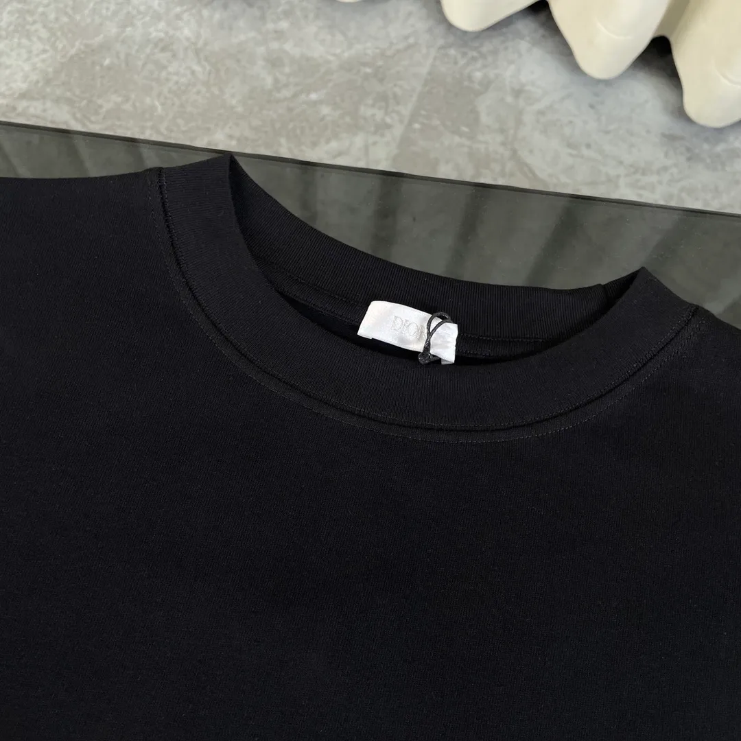 🅿️180 Dior classic jacquard patch pocket on the chest and striped printed short-sleeved T-shirt on the back. Fabric: 310 heavyweight pure cotton, feel free to compare. Made of specific heavyweight 32S fine cotton jersey fabric, 280g weight; with 32s+70D drawbar thread, 280g: 95/fine cotton*5% spandex double yarn rib. The worsted cotton material is light, thin and breathable, with a strong cotton feel on the hand and strong breathability and moisture absorption; the threads are woven into combed cotton fabric using a blending process, making the fabric very soft to the touch. The worsted cotton material is light and breathable, has a strong cotton feel on the hand, is breathable and hygroscopic; it is not easy to wrinkle and does not require special care. 32-needle high-end textile imported from the rib, 70D ultra-fine elastic stitching, nearly non-feeling stitching, comfortable and fit the body shape.  A full set of new Dior accessories, suitable for both men and women. Color: white, black. Size: S-XL
