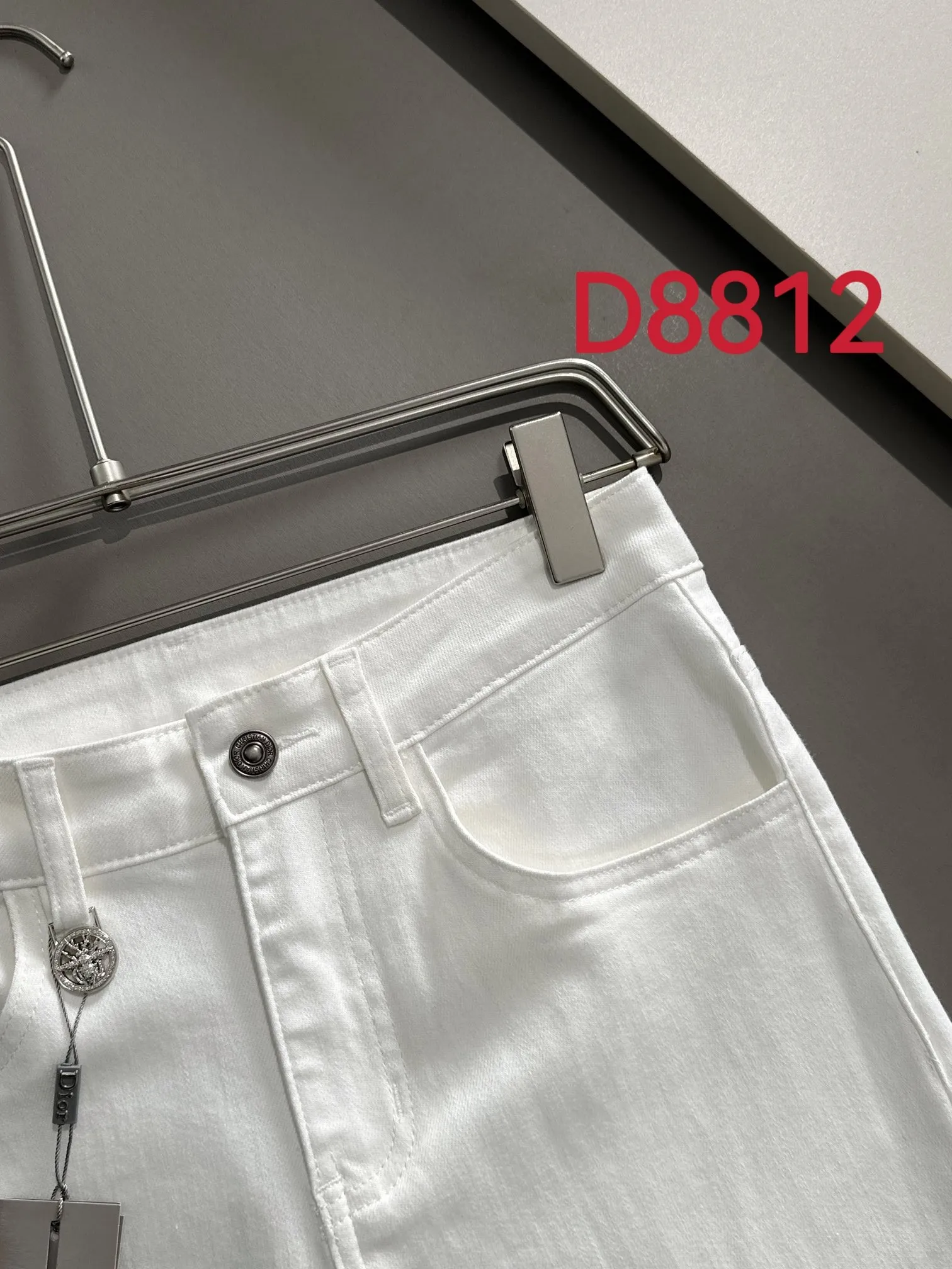 🅿️400 Dior 2025 four-season slim-fit jeans trousers, woven from imported Japanese Denim plain cotton denim fabric, complete with three standards, simple yet elegant, soft, delicate and comfortable, versatile and fashionable upper body! Light luxury, a must-have item for daily commuting! D8812 code number: 28-40 (please state your height and weight when placing an order)