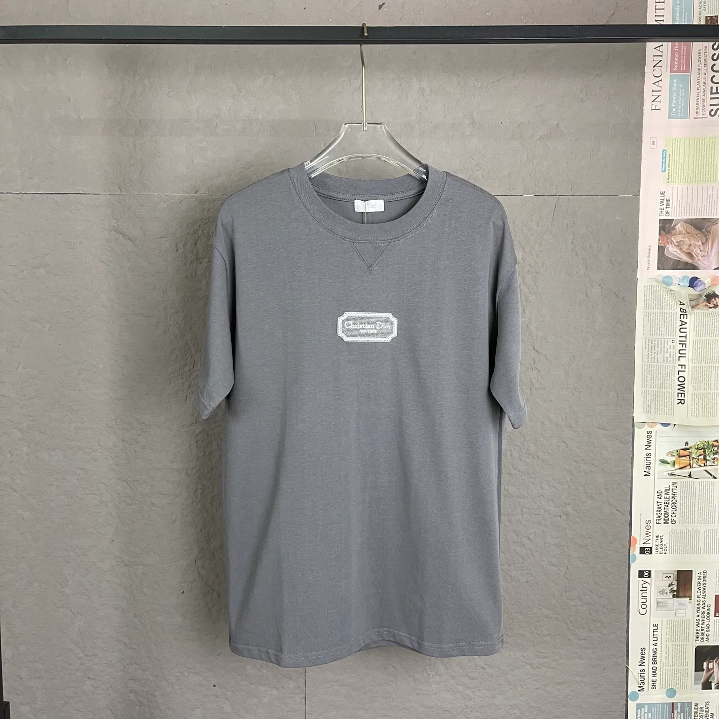 🅿️180 /A13 DIOR couture blade embroidered short-sleeved T-shirt. Exclusively customized with 300 grams of original board. Double yarn pure cotton fabric texture is very soft and comfortable. 100% different from the market's top fabrics (no shrinkage, no deformation, no pilling). Matched with 320 grams of 1x1 thread (fabric thread is dyed in the same vat, no color difference, not easy to deform). Original 1:1 version. Original 1:1 customized accessories. Collar label Care label, tag, packaging (perfect details) Size: S-XL Color: apricot, white, blue, gray, dark gray