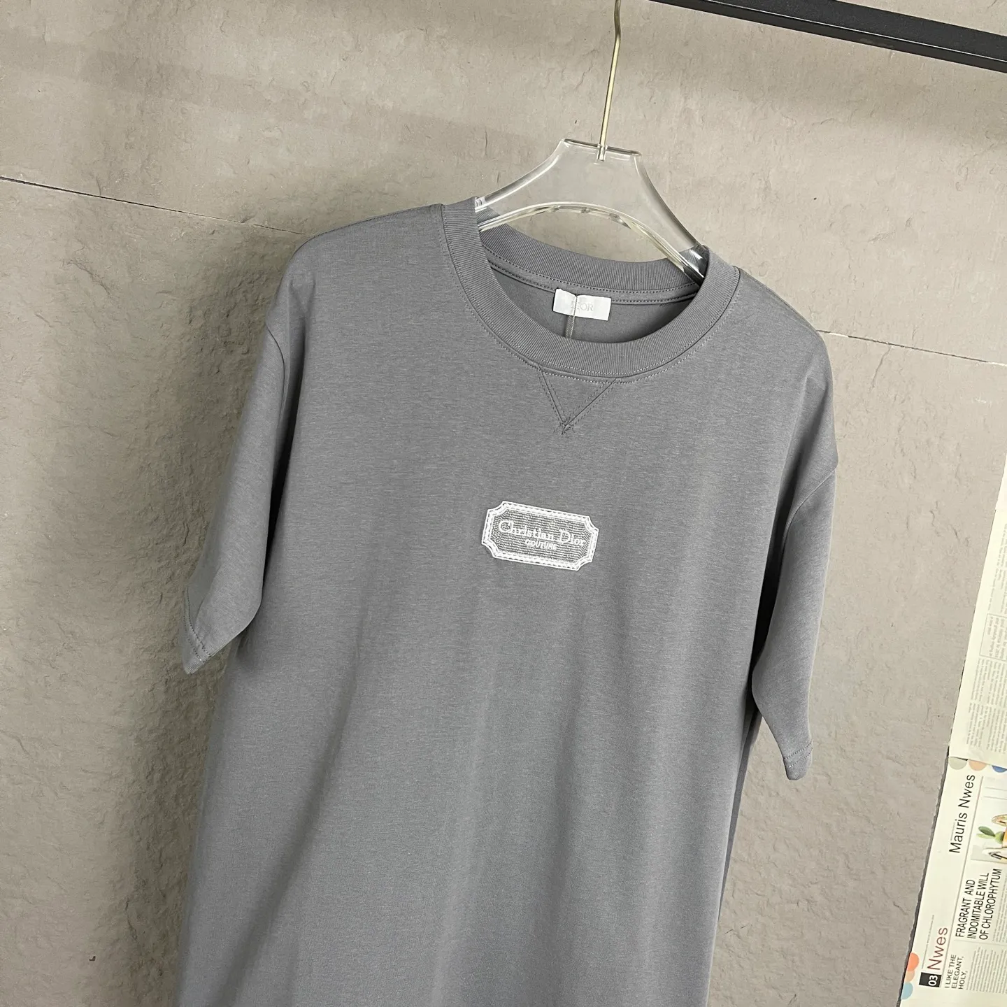 🅿️180 /A13 DIOR couture blade embroidered short-sleeved T-shirt. Exclusively customized with 300 grams of original board. Double yarn pure cotton fabric texture is very soft and comfortable. 100% different from the market's top fabrics (no shrinkage, no deformation, no pilling). Matched with 320 grams of 1x1 thread (fabric thread is dyed in the same vat, no color difference, not easy to deform). Original 1:1 version. Original 1:1 customized accessories. Collar label Care label, tag, packaging (perfect details) Size: S-XL Color: apricot, white, blue, gray, dark gray