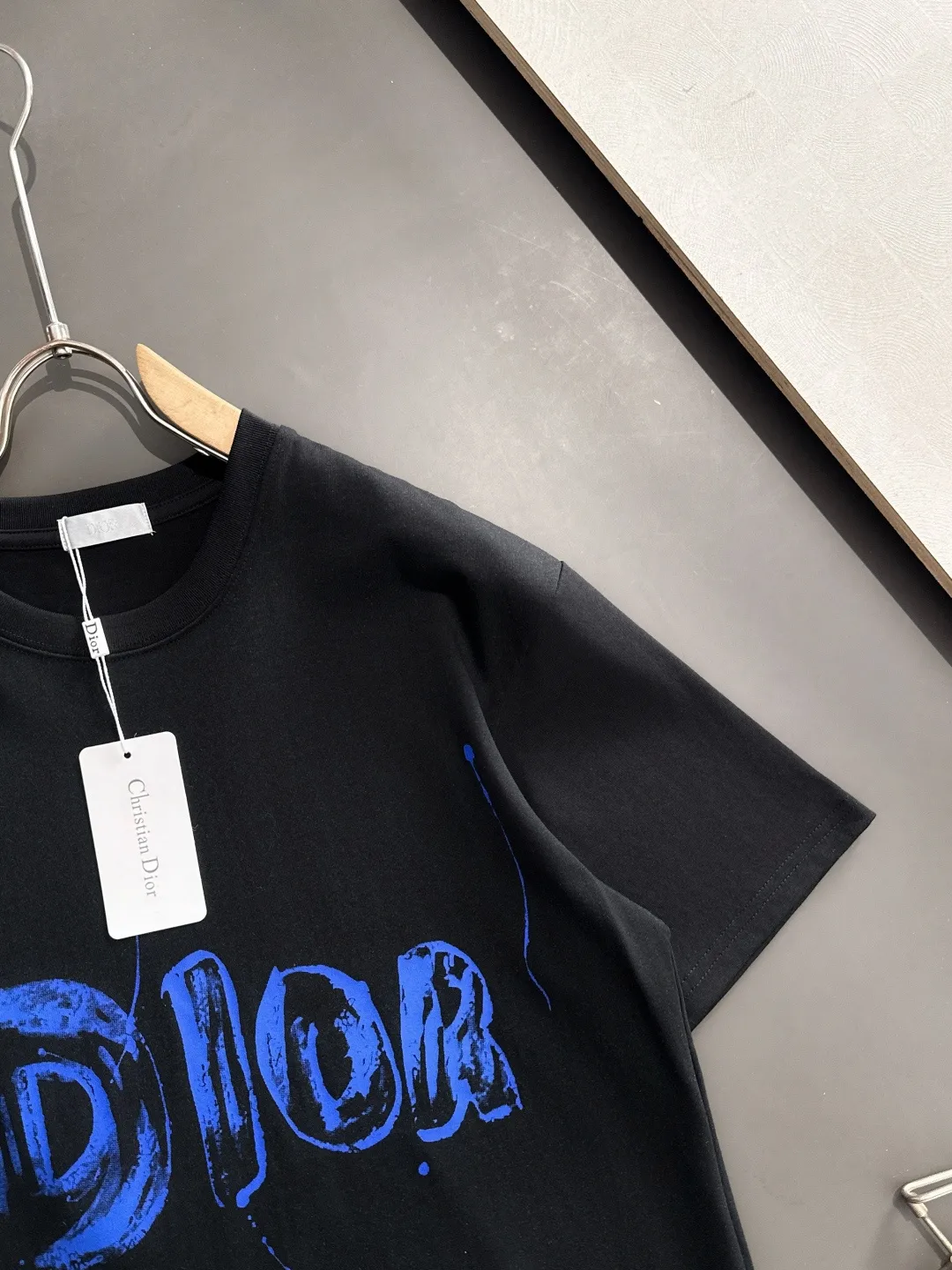 🅿️180 Dior 2025SS latest round neck fashionable short-sleeved T-shirt in spring and summer, synchronized with the official website, pure cotton fabric at the counter! Comfortable against the skin, durable and easy to wear, classic and simple logo design, meticulous original craftsmanship, a must-have item for handsome men, size S-XXL