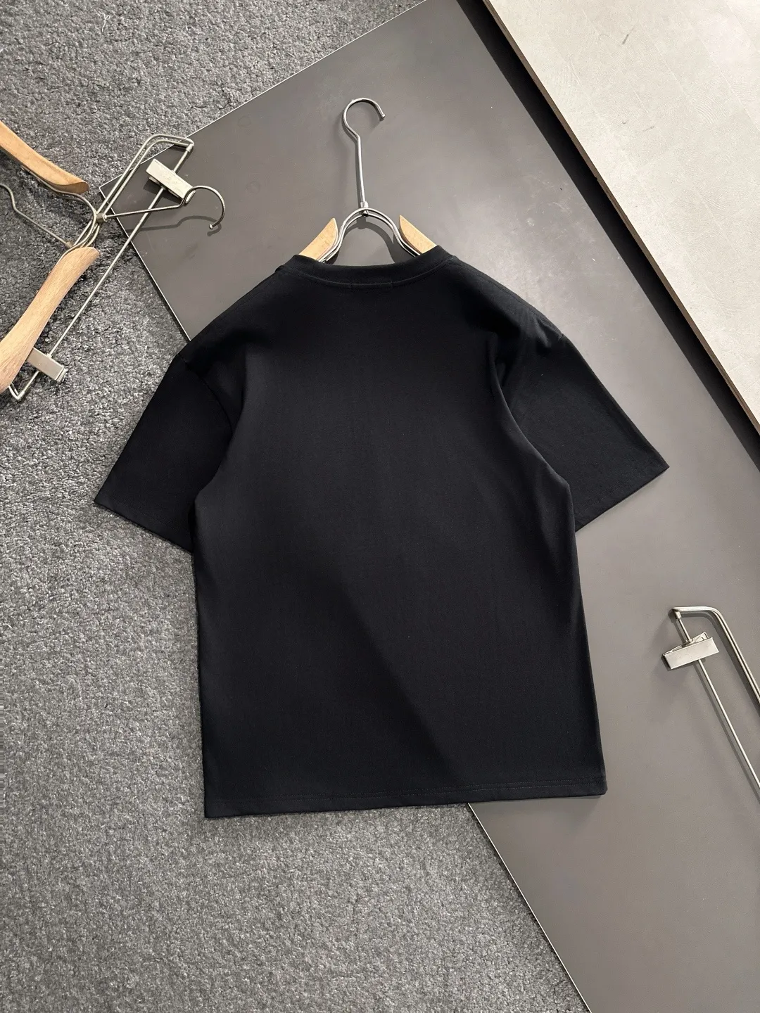 🅿️180 Dior 2025SS latest round neck fashionable short-sleeved T-shirt in spring and summer, synchronized with the official website, pure cotton fabric at the counter! Comfortable against the skin, durable and easy to wear, classic and simple logo design, meticulous original craftsmanship, a must-have item for handsome men, size S-XXL
