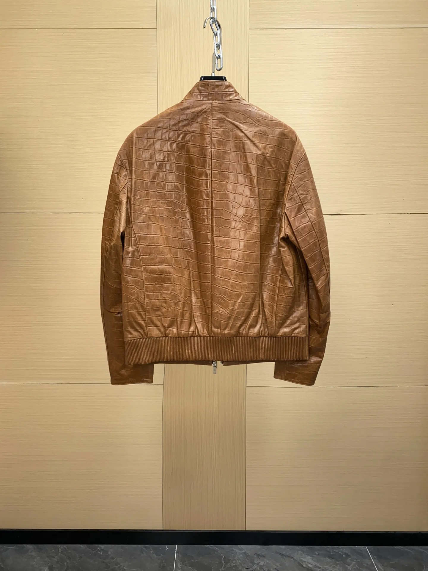 🅿️3100 DIOR Dior's new men's sheepskin jacket for autumn and winter 2025, reshaping autumn and winter style. On the fashion stage, Dior has always been the trend leader. In the autumn and winter of 2025, Dior's new men's sheepskin jacket makes a shocking debut, bringing the ultimate experience to men who pursue quality and style.   The jacket is made of imported brown sheepskin. Its unique color is deep and full of charm, like an elegant poem that has accumulated over time, highlighting the mature and stable temperament of men. This high-quality sheepskin not only looks charming, but also feels soft and delicate. Every time you touch it, you can feel the luxurious texture brought by the top material. It also has good breathability and wear resistance, ensuring that it is comfortable to wear in various occasions.   The design with crocodile print all over the body is the finishing touch. The crocodile pattern symbolizes strength and wildness, injecting unique fashion tension into the jacket, making the wearer stand out from the crowd. Every texture has been carefully suppressed, delicate and clear, showing a lifelike three-dimensional effect, interpreting Dior's persistent pursuit of craftsmanship.   The short version is a precise grasp of modern fashion. It breaks the traditional constraints and cleverly optimizes body proportions. Even men with average figures can instantly have a tall and straight posture when wearing it, showing a neat and capable temperament. Whether it is paired with a simple white T-shirt and jeans for casual daily use, or worn with a shirt and trousers for a business event, it can be perfectly adapted and can easily handle various occasions.   The new products of the season have arrived in the store. We sincerely invite you to try them out and experience the unique charm of Dior's new 2025 autumn and winter men's sheepskin jackets.  Code number: 48-56