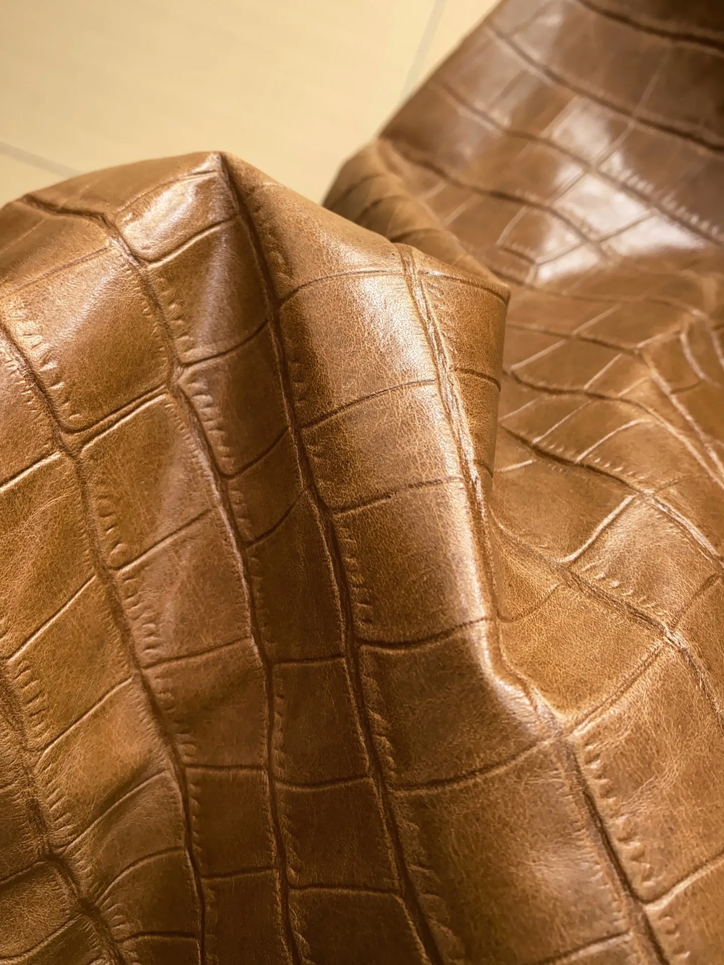 🅿️3100 DIOR Dior's new men's sheepskin jacket for autumn and winter 2025, reshaping autumn and winter style. On the fashion stage, Dior has always been the trend leader. In the autumn and winter of 2025, Dior's new men's sheepskin jacket makes a shocking debut, bringing the ultimate experience to men who pursue quality and style.   The jacket is made of imported brown sheepskin. Its unique color is deep and full of charm, like an elegant poem that has accumulated over time, highlighting the mature and stable temperament of men. This high-quality sheepskin not only looks charming, but also feels soft and delicate. Every time you touch it, you can feel the luxurious texture brought by the top material. It also has good breathability and wear resistance, ensuring that it is comfortable to wear in various occasions.   The design with crocodile print all over the body is the finishing touch. The crocodile pattern symbolizes strength and wildness, injecting unique fashion tension into the jacket, making the wearer stand out from the crowd. Every texture has been carefully suppressed, delicate and clear, showing a lifelike three-dimensional effect, interpreting Dior's persistent pursuit of craftsmanship.   The short version is a precise grasp of modern fashion. It breaks the traditional constraints and cleverly optimizes body proportions. Even men with average figures can instantly have a tall and straight posture when wearing it, showing a neat and capable temperament. Whether it is paired with a simple white T-shirt and jeans for casual daily use, or worn with a shirt and trousers for a business event, it can be perfectly adapted and can easily handle various occasions.   The new products of the season have arrived in the store. We sincerely invite you to try them out and experience the unique charm of Dior's new 2025 autumn and winter men's sheepskin jackets.  Code number: 48-56