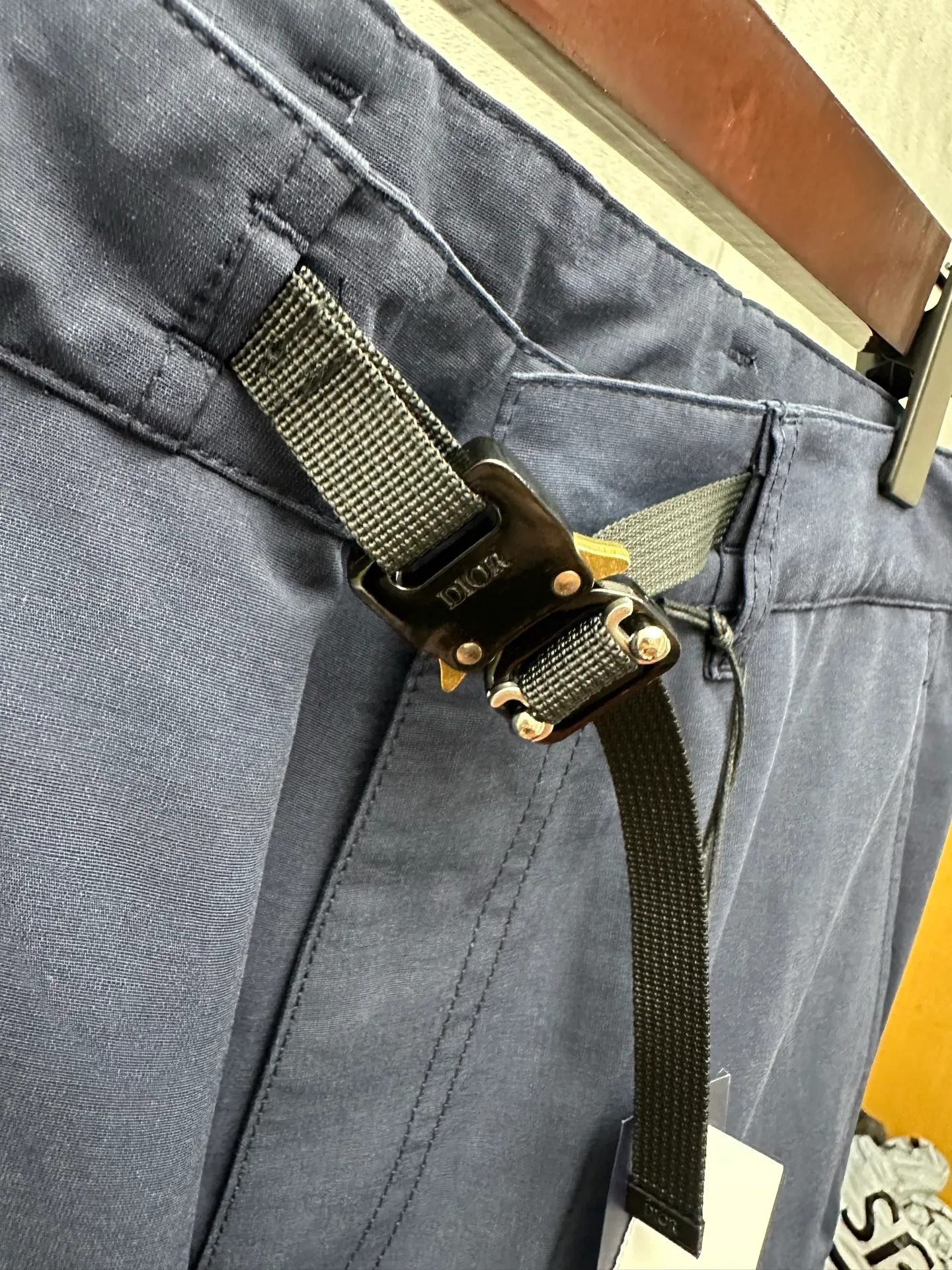 🅿️450 Di*r 2025 FW Autumn and Winter New Straight-leg casual trousers decorated with Dior belt buckle Front diagonal pockets Side flap pockets decorated with brand letters on the back waist Glue stamp Inner hemming details Simple design style is easy to wear Size: S M L XL