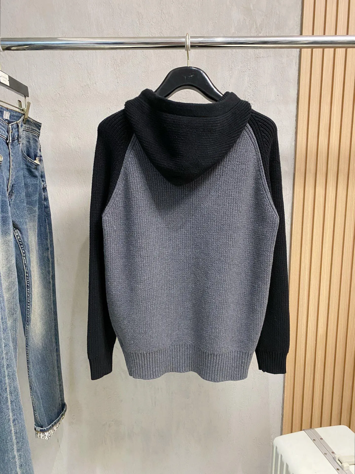 🅿️560 【DIOR】Autumn and winter classic cardigan sweater, in full condition! ! ! Wool blended fabric, the latest model in 2025, golden ratio! ! Slim-fitting soft gold, versatile and practical item, the combination and practicality are extremely powerful, simple and elegant, and classy! To create your own style, it is highly recommended to buy it in two colors. The standard slim fit tailoring process is suitable for both young and old men. It is knitted from wool and will not cause any discomfort! While keeping warm, it is stylish, textured and wearable, and the classic logo with contrasting colors on the chest feels in place! ! Recommended for regular customers! ! Size M-3XL (maximum wear: 190 pounds)