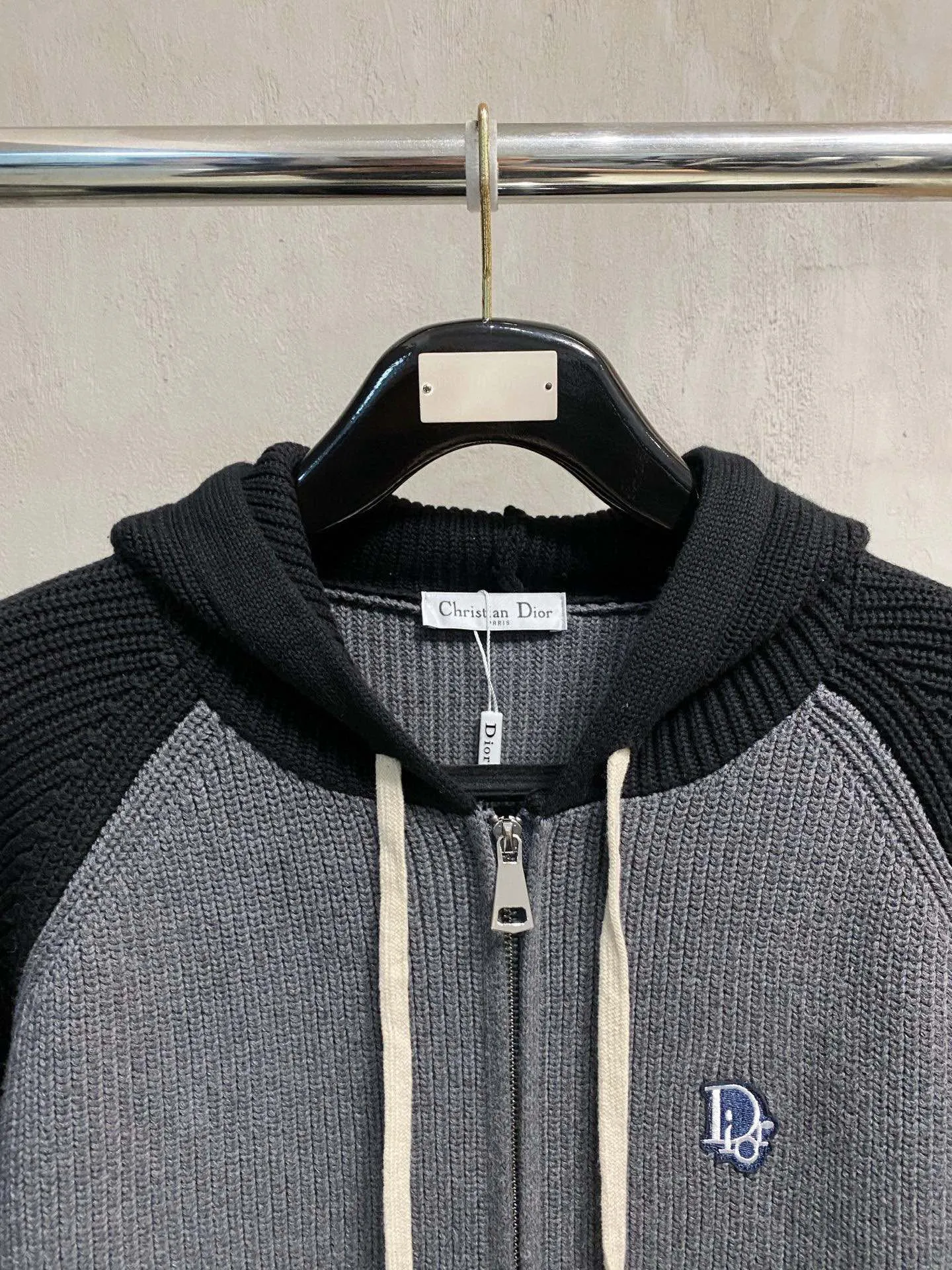 🅿️560 【DIOR】Autumn and winter classic cardigan sweater, in full condition! ! ! Wool blended fabric, the latest model in 2025, golden ratio! ! Slim-fitting soft gold, versatile and practical item, the combination and practicality are extremely powerful, simple and elegant, and classy! To create your own style, it is highly recommended to buy it in two colors. The standard slim fit tailoring process is suitable for both young and old men. It is knitted from wool and will not cause any discomfort! While keeping warm, it is stylish, textured and wearable, and the classic logo with contrasting colors on the chest feels in place! ! Recommended for regular customers! ! Size M-3XL (maximum wear: 190 pounds)