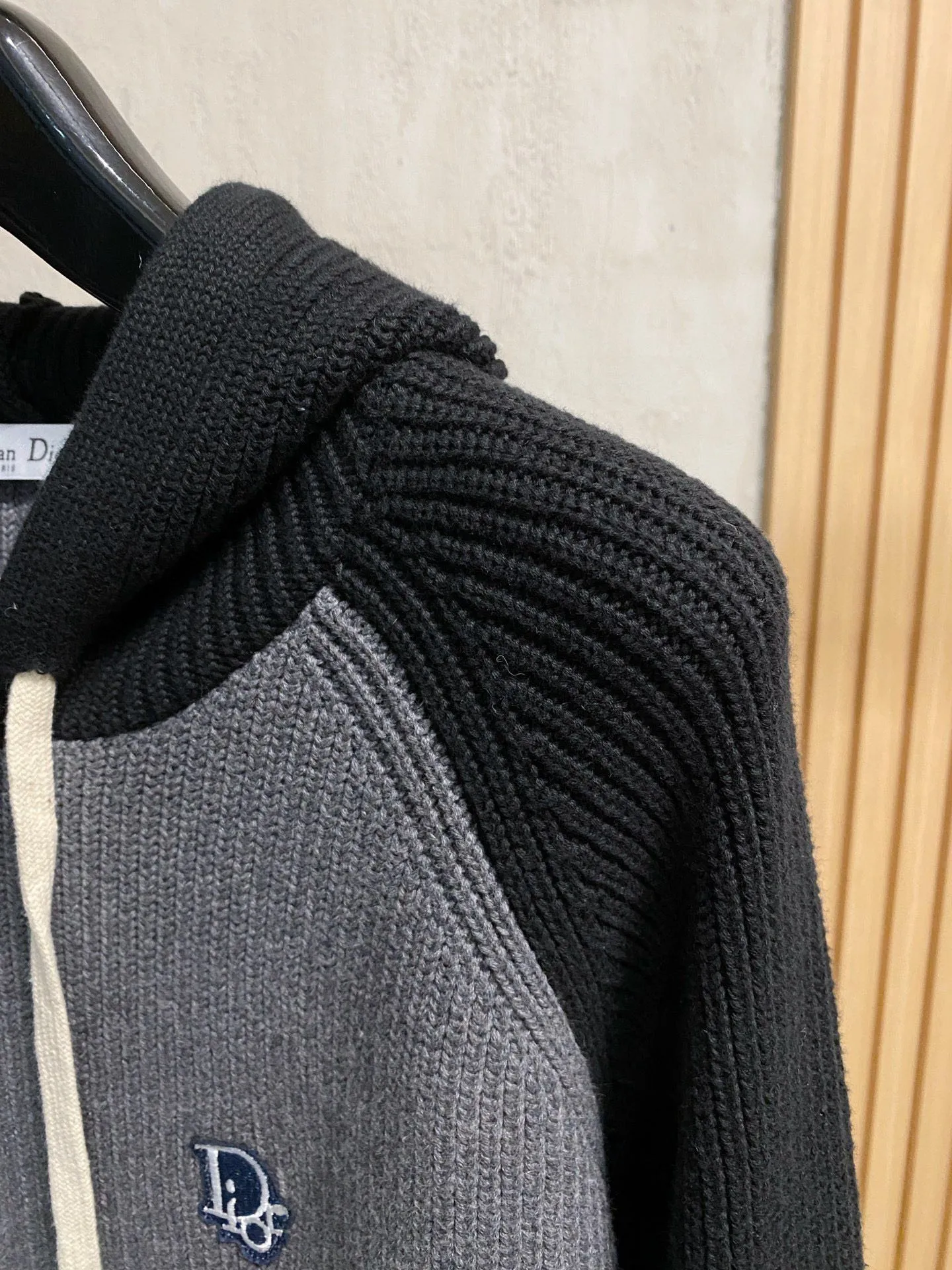 🅿️560 【DIOR】Autumn and winter classic cardigan sweater, in full condition! ! ! Wool blended fabric, the latest model in 2025, golden ratio! ! Slim-fitting soft gold, versatile and practical item, the combination and practicality are extremely powerful, simple and elegant, and classy! To create your own style, it is highly recommended to buy it in two colors. The standard slim fit tailoring process is suitable for both young and old men. It is knitted from wool and will not cause any discomfort! While keeping warm, it is stylish, textured and wearable, and the classic logo with contrasting colors on the chest feels in place! ! Recommended for regular customers! ! Size M-3XL (maximum wear: 190 pounds)