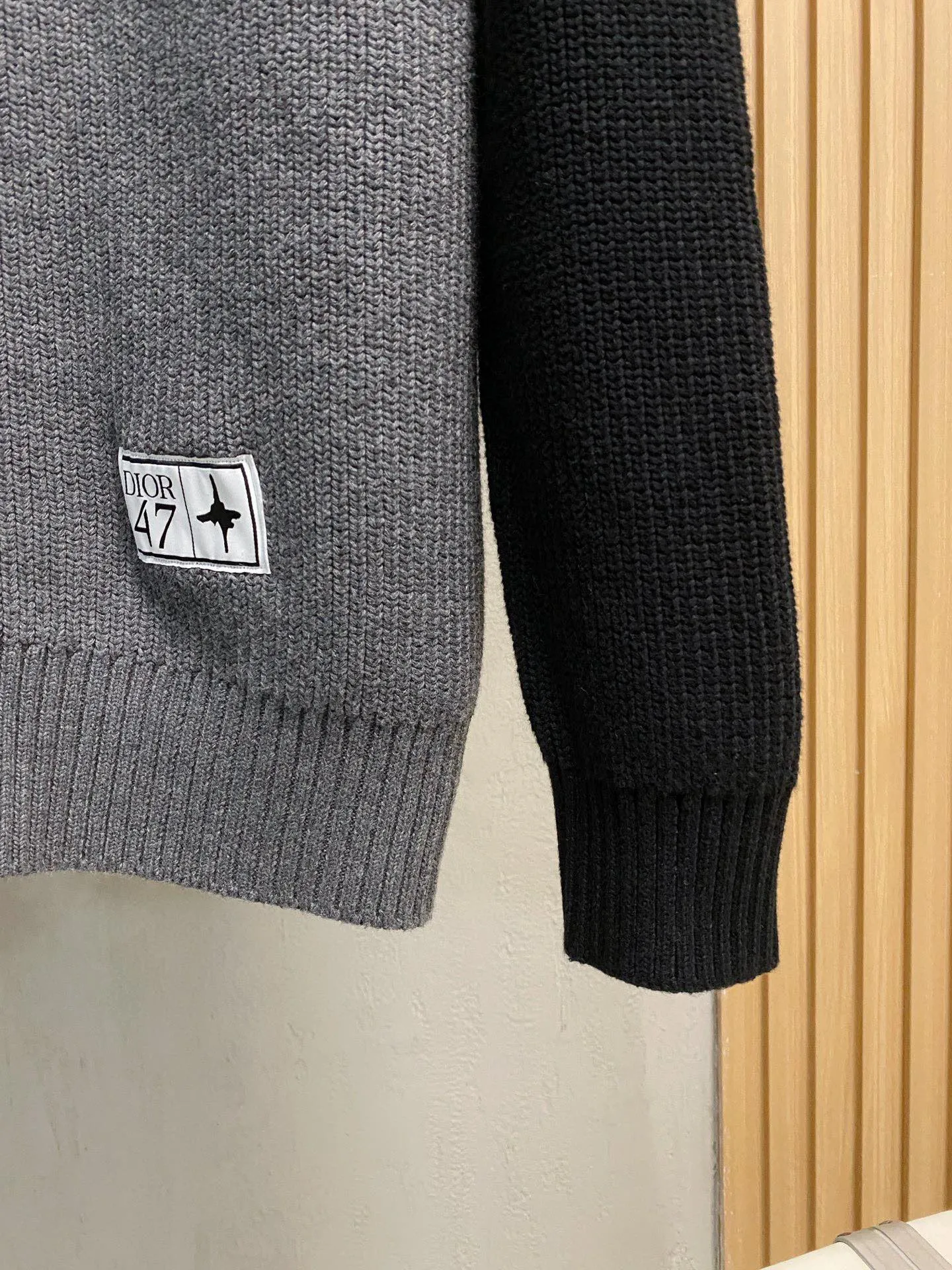 🅿️560 【DIOR】Autumn and winter classic cardigan sweater, in full condition! ! ! Wool blended fabric, the latest model in 2025, golden ratio! ! Slim-fitting soft gold, versatile and practical item, the combination and practicality are extremely powerful, simple and elegant, and classy! To create your own style, it is highly recommended to buy it in two colors. The standard slim fit tailoring process is suitable for both young and old men. It is knitted from wool and will not cause any discomfort! While keeping warm, it is stylish, textured and wearable, and the classic logo with contrasting colors on the chest feels in place! ! Recommended for regular customers! ! Size M-3XL (maximum wear: 190 pounds)
