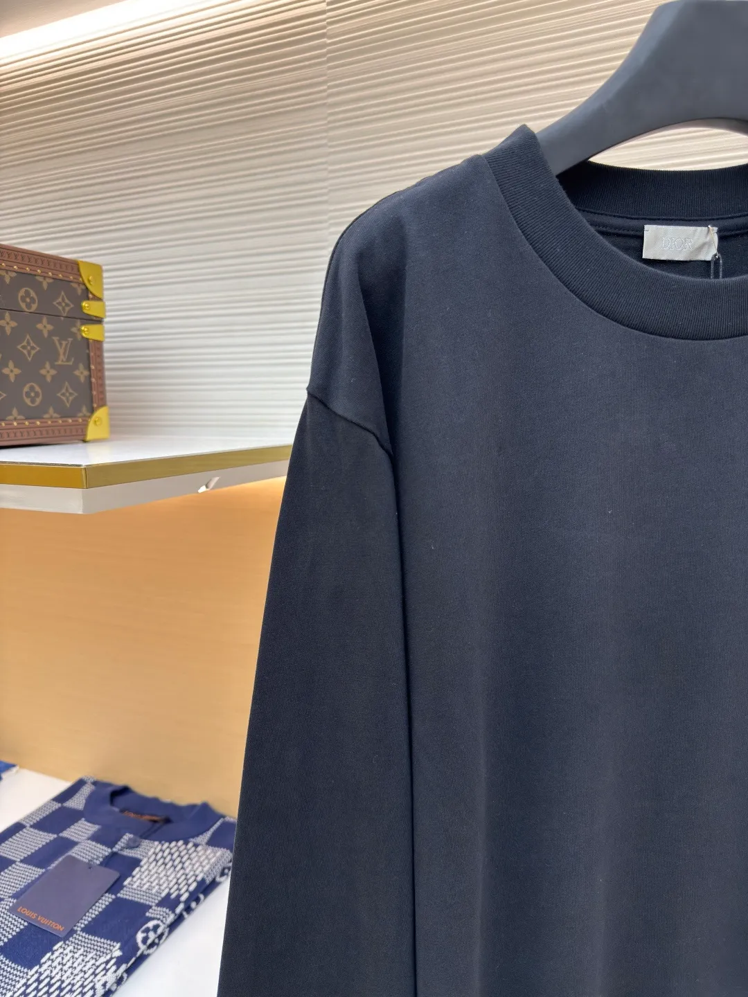 Dior grass printed pullover sweatshirt ●Item number: 1680222-A45 ●Material: pure cotton fabric ●Technology: printing production ●Version: fitted version ●Weight: about 385 grams ●Size: XS-S-M-L ●Description: The fabric is made of 32s double-yarn pure cotton plain weave. The fabric is brushed, with slight cotton wadding on the surface, and the hand feel will become softer. It is matched with 21s double-yarn combed cotton 1*1 flat machine to weave ribs. The front panel is printed with eight-claw machine screen paste, and the letters are laser-engraved with hollow dot film and a 100-mesh mechanical screen is used. The letters on the back panel are made with the same process as the front panel. The flower pattern is printed with color drawing direct injection and dot paste printing. The overall wiring is straight and delicate, the fabric is comfortable and soft, and the color is consistent without color difference. It can be matched with the same style to create a fashionable look and control various occasions. Customized accessories, complete with three standards, same style for men and women!