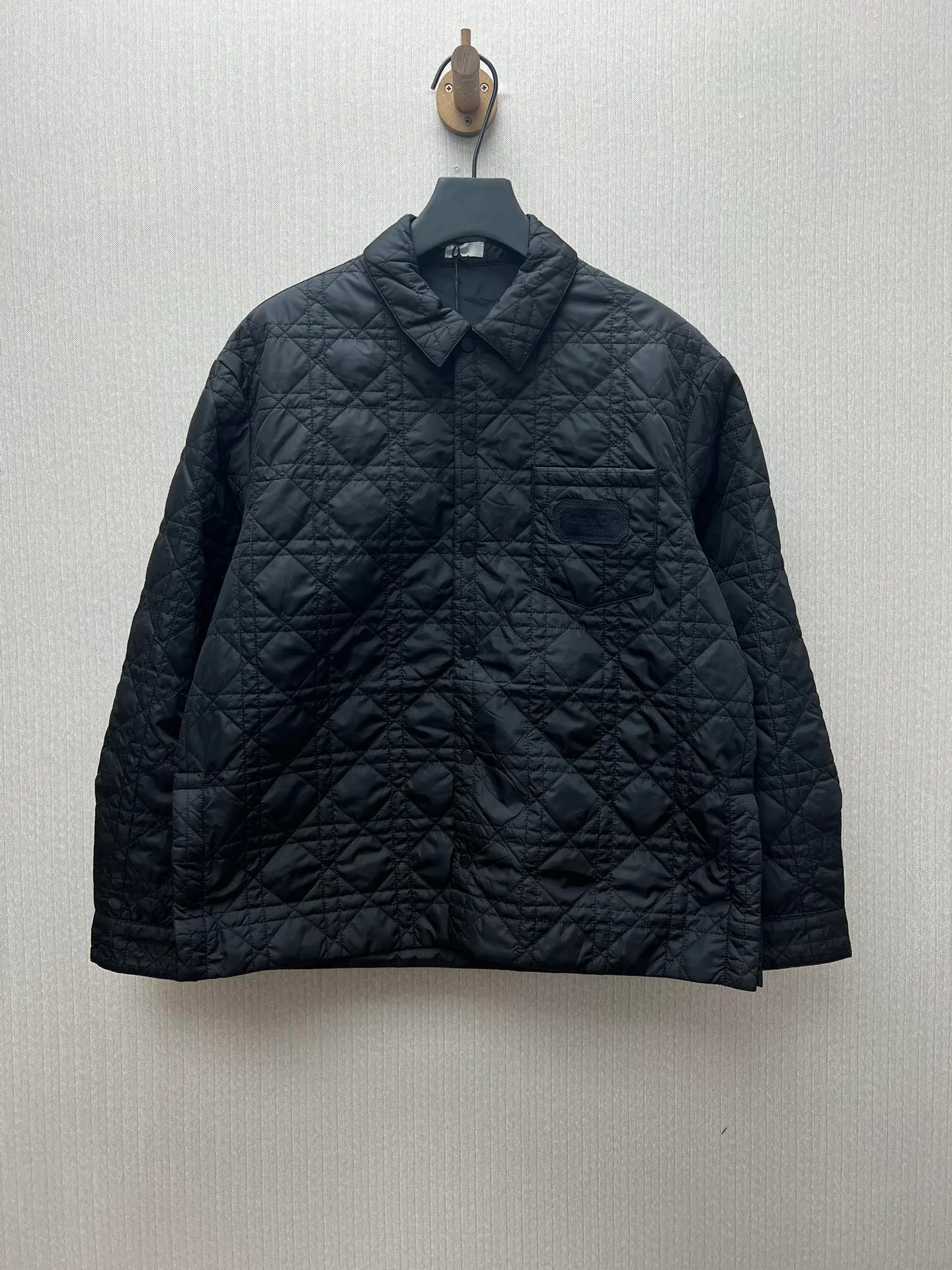 🅿️570 Dior 25ss new jacket shirt reinterprets the classic design and highlights modern style. Crafted from black technical fabric for a sleek silhouette, it's finished with a classic tonal quilted cannage pattern throughout. Patch pocket on the chest with Christian Dior Couture embroidery and side slits with snap buttons so it can be worn open or fastened. Blending traditional and modern styles, pair it with jeans or shorts for a sophisticated, stylish look. Size: S.M.L.XL.