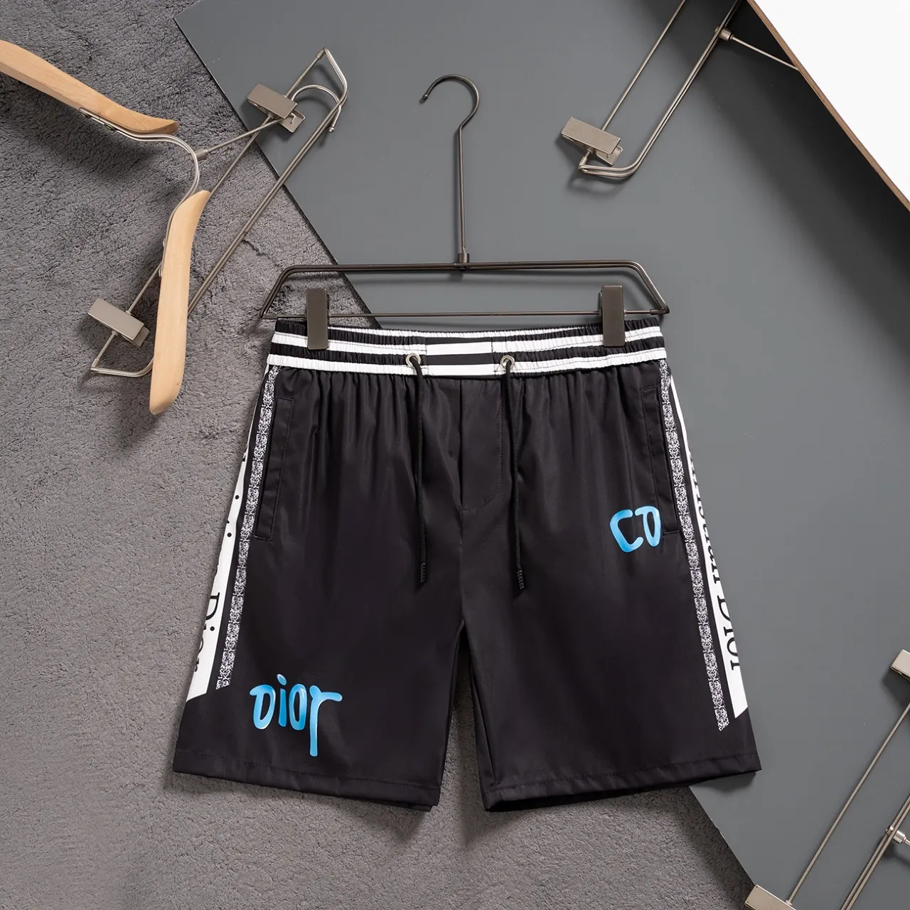 🅿️130 #V2440 [Replenishment all year round] Dior's new classic casual beach shorts, classic plaid quick-drying three-quarter pants, the same style for men and women, the fabric is made of polyester fiber, which is stain-resistant and wrinkle-resistant, the most suitable material for going out in summer! It is guaranteed to be cool and comfortable enough at the same time. It is super stylish when you wear it casually. You can clearly see the texture when you look at the photos. It is not the general market material that can seduce a person who wants to go on vacation in a minute. It has pockets on both sides and a drawstring at the waist. It is a very practical design. The workmanship, details and fit are impeccable. It can be worn as casual pants or beach pants. It is a must-have for beach vacations, home leisure, gym equipment, morning running and night running. It is practical and functional. Color: Black Size: M-XXXL