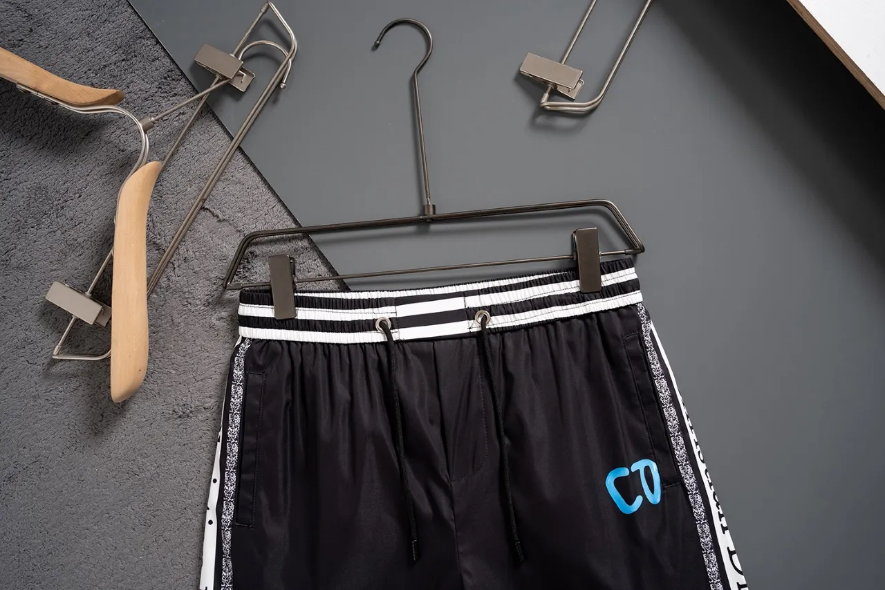 🅿️130 #V2440 [Replenishment all year round] Dior's new classic casual beach shorts, classic plaid quick-drying three-quarter pants, the same style for men and women, the fabric is made of polyester fiber, which is stain-resistant and wrinkle-resistant, the most suitable material for going out in summer! It is guaranteed to be cool and comfortable enough at the same time. It is super stylish when you wear it casually. You can clearly see the texture when you look at the photos. It is not the general market material that can seduce a person who wants to go on vacation in a minute. It has pockets on both sides and a drawstring at the waist. It is a very practical design. The workmanship, details and fit are impeccable. It can be worn as casual pants or beach pants. It is a must-have for beach vacations, home leisure, gym equipment, morning running and night running. It is practical and functional. Color: Black Size: M-XXXL