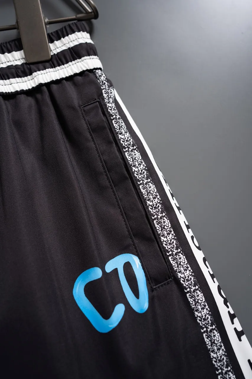 🅿️130 #V2440 [Replenishment all year round] Dior's new classic casual beach shorts, classic plaid quick-drying three-quarter pants, the same style for men and women, the fabric is made of polyester fiber, which is stain-resistant and wrinkle-resistant, the most suitable material for going out in summer! It is guaranteed to be cool and comfortable enough at the same time. It is super stylish when you wear it casually. You can clearly see the texture when you look at the photos. It is not the general market material that can seduce a person who wants to go on vacation in a minute. It has pockets on both sides and a drawstring at the waist. It is a very practical design. The workmanship, details and fit are impeccable. It can be worn as casual pants or beach pants. It is a must-have for beach vacations, home leisure, gym equipment, morning running and night running. It is practical and functional. Color: Black Size: M-XXXL