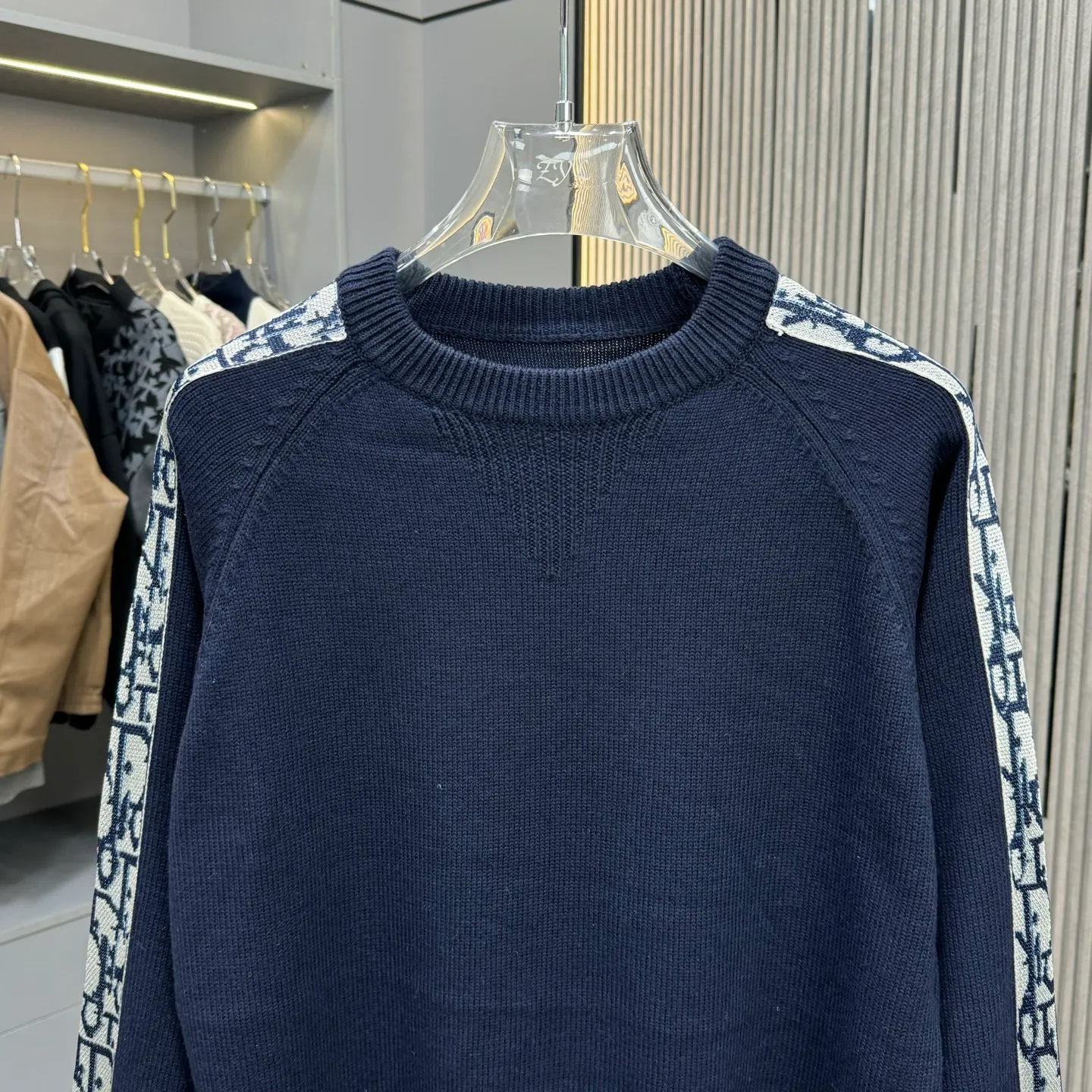 🅿️270 CD Dior 25FW crew neck sweater. The fabric is made of top-quality cashmere yarn. The new autumn and winter Oblique jacquard knitted cashmere sweater adopts a double-sided wearable design and is made of high-quality cashmere material. After fine weaving process, it presents a soft and comfortable touch and excellent thermal insulation performance. The iconic Oblique jacquard pattern is perfectly presented through precision knitting technology. It can be worn on both sides, showing different style charms. The round neck design is simple and elegant, suitable for various matching occasions. Exquisite knitting technology ensures that the clothes are not easily deformed and remain crisp and long-lasting. The double-sided design concept reflects LV's perfect balance of practicality and fashion. Each sweater undergoes strict quality inspection to ensure that the quality meets the brand's consistently high standards. This knitted item combines warmth and style, making it an exquisite addition to your autumn and winter wardrobe. Size:M/L/XL/XXL
