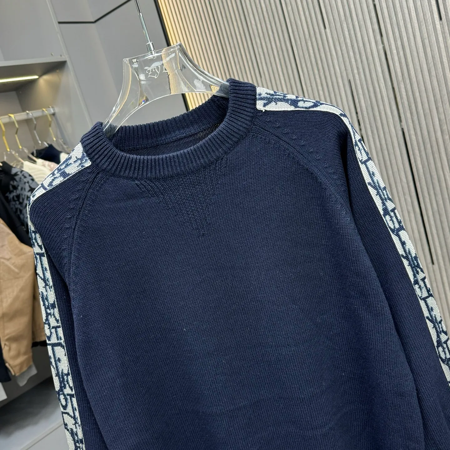 🅿️270 CD Dior 25FW crew neck sweater. The fabric is made of top-quality cashmere yarn. The new autumn and winter Oblique jacquard knitted cashmere sweater adopts a double-sided wearable design and is made of high-quality cashmere material. After fine weaving process, it presents a soft and comfortable touch and excellent thermal insulation performance. The iconic Oblique jacquard pattern is perfectly presented through precision knitting technology. It can be worn on both sides, showing different style charms. The round neck design is simple and elegant, suitable for various matching occasions. Exquisite knitting technology ensures that the clothes are not easily deformed and remain crisp and long-lasting. The double-sided design concept reflects LV's perfect balance of practicality and fashion. Each sweater undergoes strict quality inspection to ensure that the quality meets the brand's consistently high standards. This knitted item combines warmth and style, making it an exquisite addition to your autumn and winter wardrobe. Size:M/L/XL/XXL