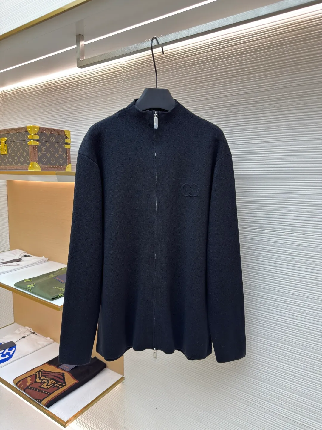 Dior CD letter woolen jacket ●Original version: purchased and developed by 15594 ●Item number: 1680725-B60 ●Fabric: wool blended fabric ●Technology: woolen fabric ●Version: fitted version ●Weight: about 615 grams ●Size: XS-S-M-L ●Description: The wool material is made of 48 counts of ultra-fine 50% wool and 50% cotton blended yarn. It uses an imported 14-gauge wool loom to double-sided three-dimensional weaving. A single piece takes 270 minutes per piece. The letters on the chest are molded and customized with silicone three-dimensional relief embossing technology. The No. 5 thread double-pull letter zipper is customized. The overall wiring is straight and delicate. The fabric is comfortable and soft, and the color is consistent and has no color difference. It can be matched with the same style to create a fashionable look, and can be used in various occasions. Customized accessories, complete with three standards, same style for men and women!