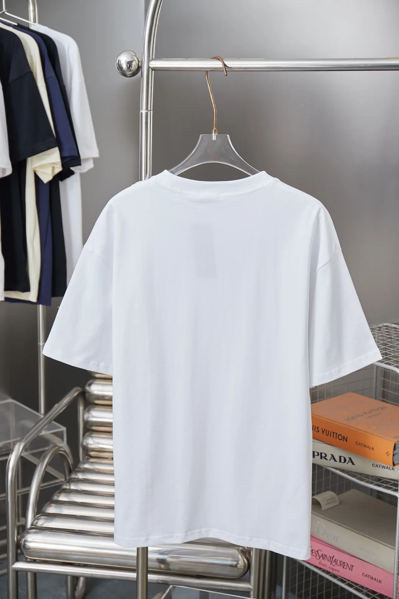 🅿️170 D＊or CD 25SS early spring new style joint series chest collar logo short sleeves light luxury essential item for daily commuting for men and women correct version welcome to compare detailed features · 320g 100% pure cotton double yarn jersey fabric · Custom dyed in the same cylinder, special thickened 32 count double-strand 1X1 thread · Hand-sewn custom brand collar label on the chest · Double needle stitching cross-stitching process · Original main mark, washed tag, brand moisture-proof paper packaging Color: White/Black Size: S/M/L/XL